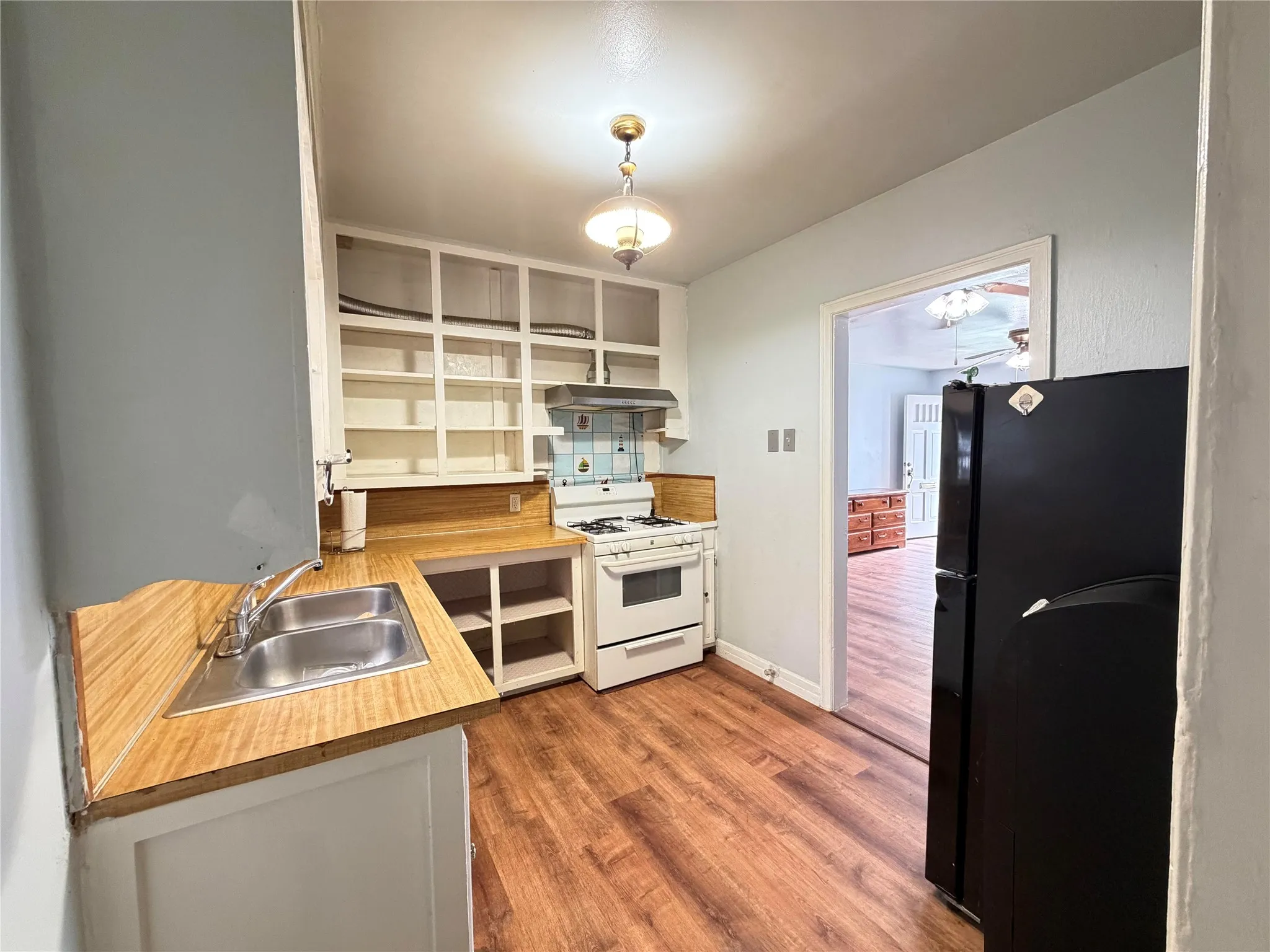 Single Family Residence For Sale in Grayson County , 605 E Morton Street, Denison, Texas 75021, 2 Bedroom, 1 Bathroom, 1 Garage spaces, 914 Sqft, built in 1945, mls#21254556, Real Estate Agent in Denison, Homes For Sale in Grayson county, Homes For Sale in Denison, Realtor in Denison Texas, Real Estate Brokerage Independent Realty Texas, Luminita Cordes Realtor