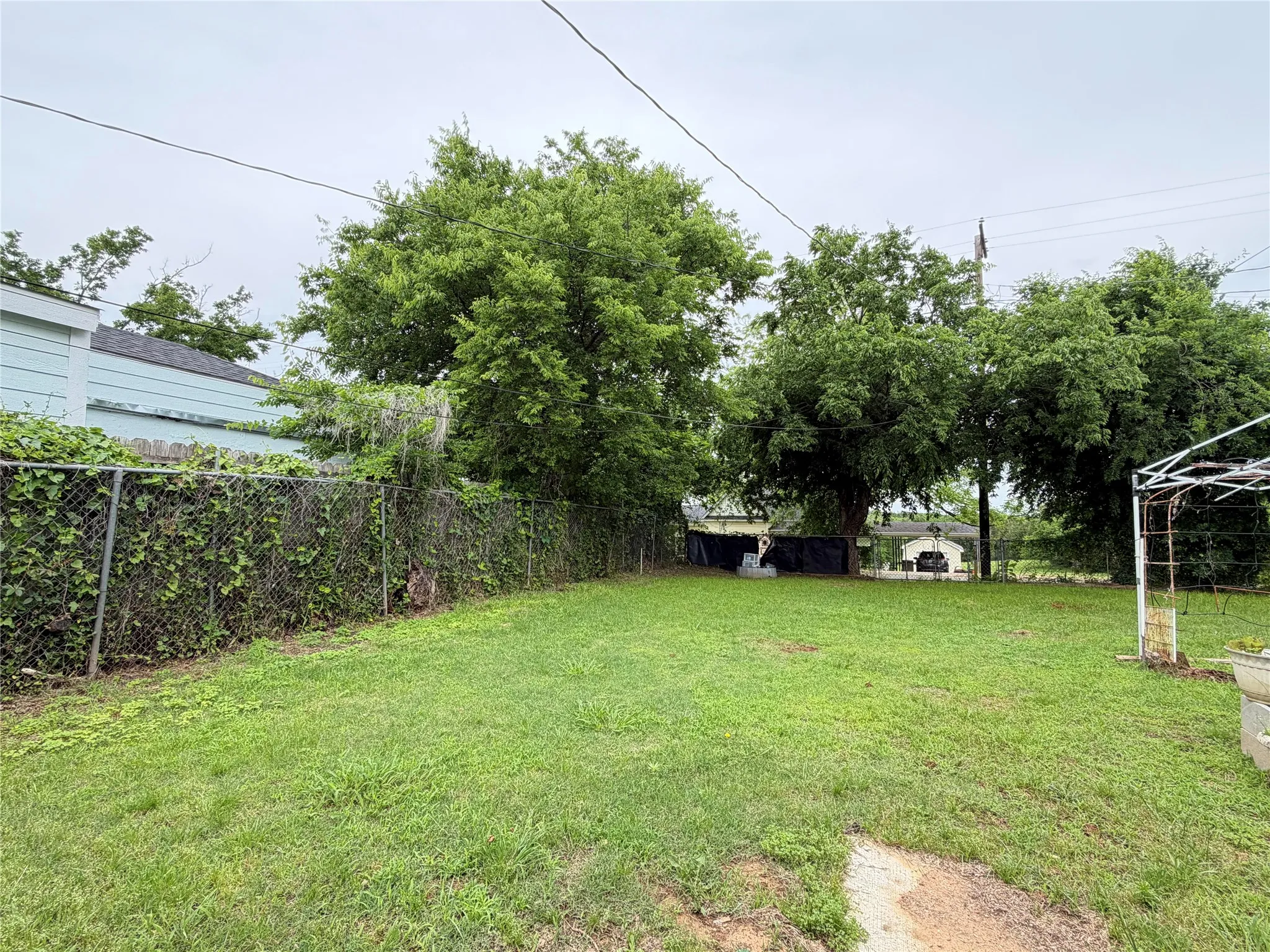 Single Family Residence For Sale in Grayson County , 605 E Morton Street, Denison, Texas 75021, 2 Bedroom, 1 Bathroom, 1 Garage spaces, 914 Sqft, built in 1945, mls#21254556, Real Estate Agent in Denison, Homes For Sale in Grayson county, Homes For Sale in Denison, Realtor in Denison Texas, Real Estate Brokerage Independent Realty Texas, Luminita Cordes Realtor
