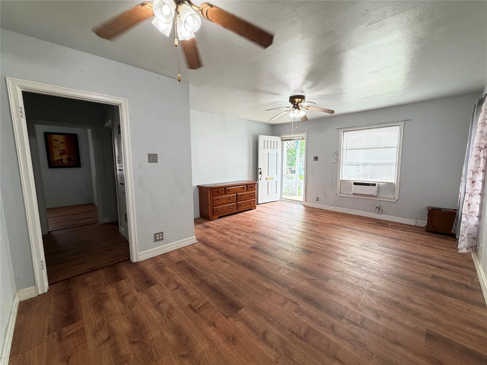 Single Family Residence For Sale in Grayson County , 605 E Morton Street, Denison, Texas 75021, 2 Bedroom, 1 Bathroom, 1 Garage spaces, 914 Sqft, built in 1945, mls#21254556, Real Estate Agent in Denison, Homes For Sale in Grayson county, Homes For Sale in Denison, Realtor in Denison Texas, Real Estate Brokerage Independent Realty Texas, Luminita Cordes Realtor