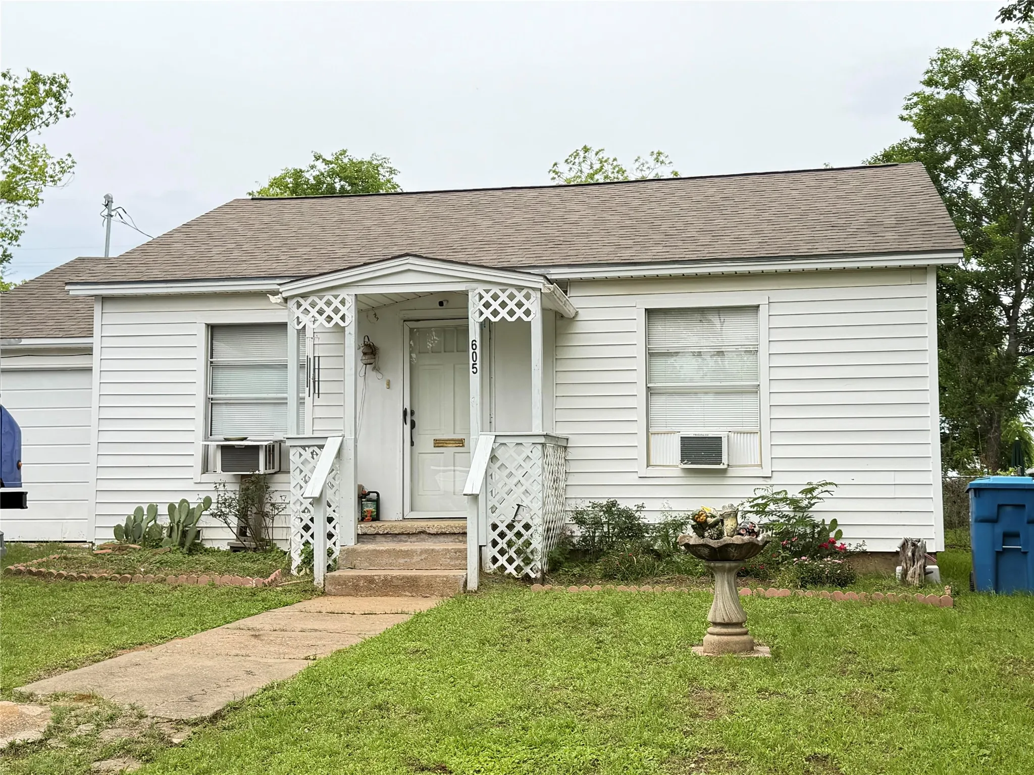 Single Family Residence For Sale in Grayson County , 605 E Morton Street, Denison, Texas 75021, 2 Bedroom, 1 Bathroom, 1 Garage spaces, 914 Sqft, built in 1945, mls#21254556, Real Estate Agent in Denison, Homes For Sale in Grayson county, Homes For Sale in Denison, Realtor in Denison Texas, Real Estate Brokerage Independent Realty Texas, Luminita Cordes Realtor