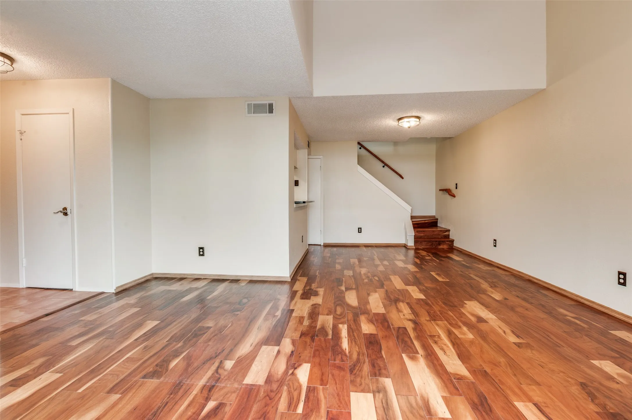 Condominium For Sale in Dallas County , 7640 W Greenway Boulevard 5K, Dallas, Texas 75209, 1 Bedroom, 2 Bathroom, Garage spaces, 808 Sqft, built in 1982, mls#21249765, Real Estate Agent in Dallas, Homes For Sale in Dallas county, Homes For Sale in Dallas, Realtor in Dallas Texas, Real Estate Brokerage Independent Realty Texas, Luminita Cordes Realtor