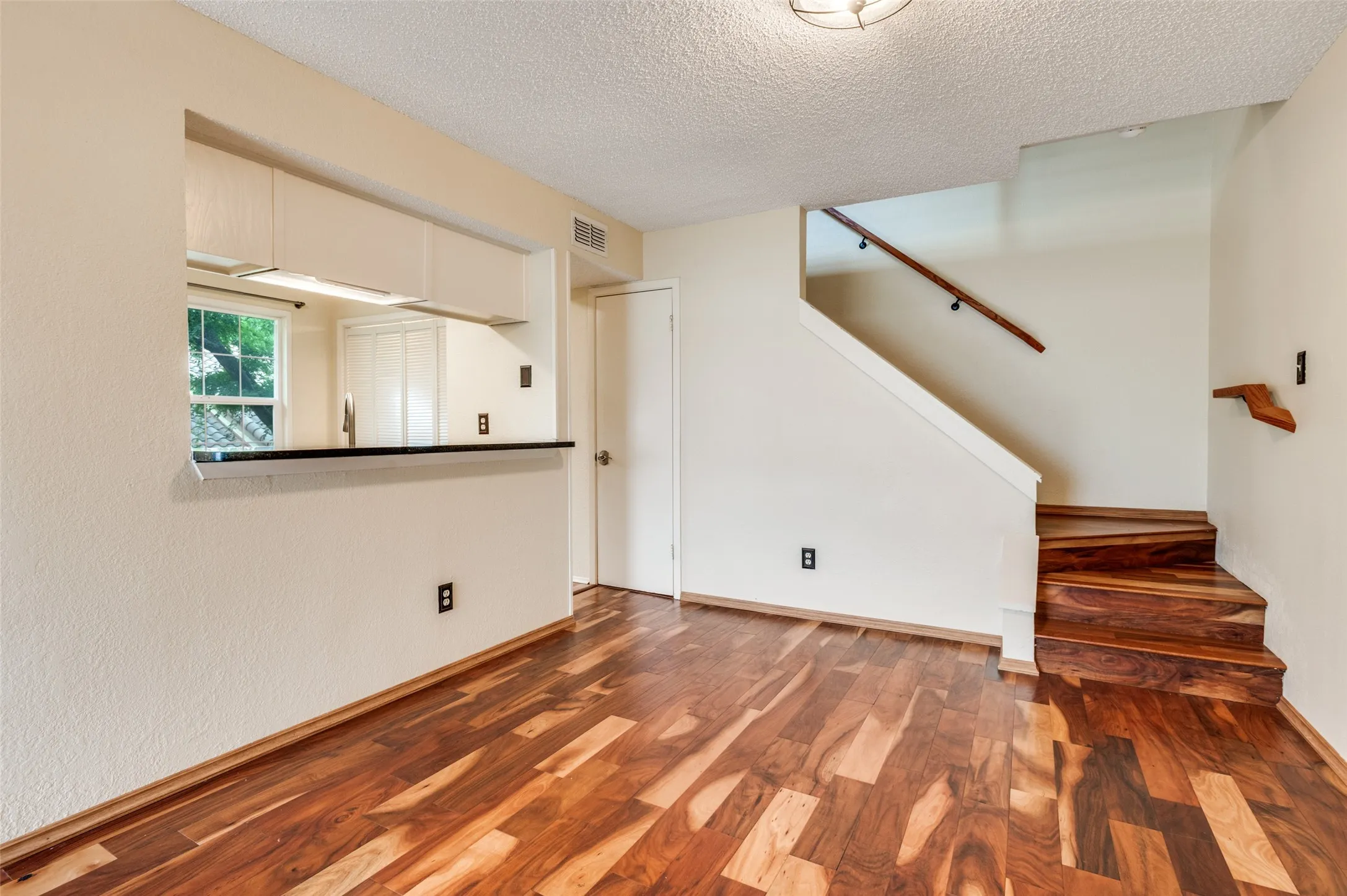 Condominium For Sale in Dallas County , 7640 W Greenway Boulevard 5K, Dallas, Texas 75209, 1 Bedroom, 2 Bathroom, Garage spaces, 808 Sqft, built in 1982, mls#21249765, Real Estate Agent in Dallas, Homes For Sale in Dallas county, Homes For Sale in Dallas, Realtor in Dallas Texas, Real Estate Brokerage Independent Realty Texas, Luminita Cordes Realtor