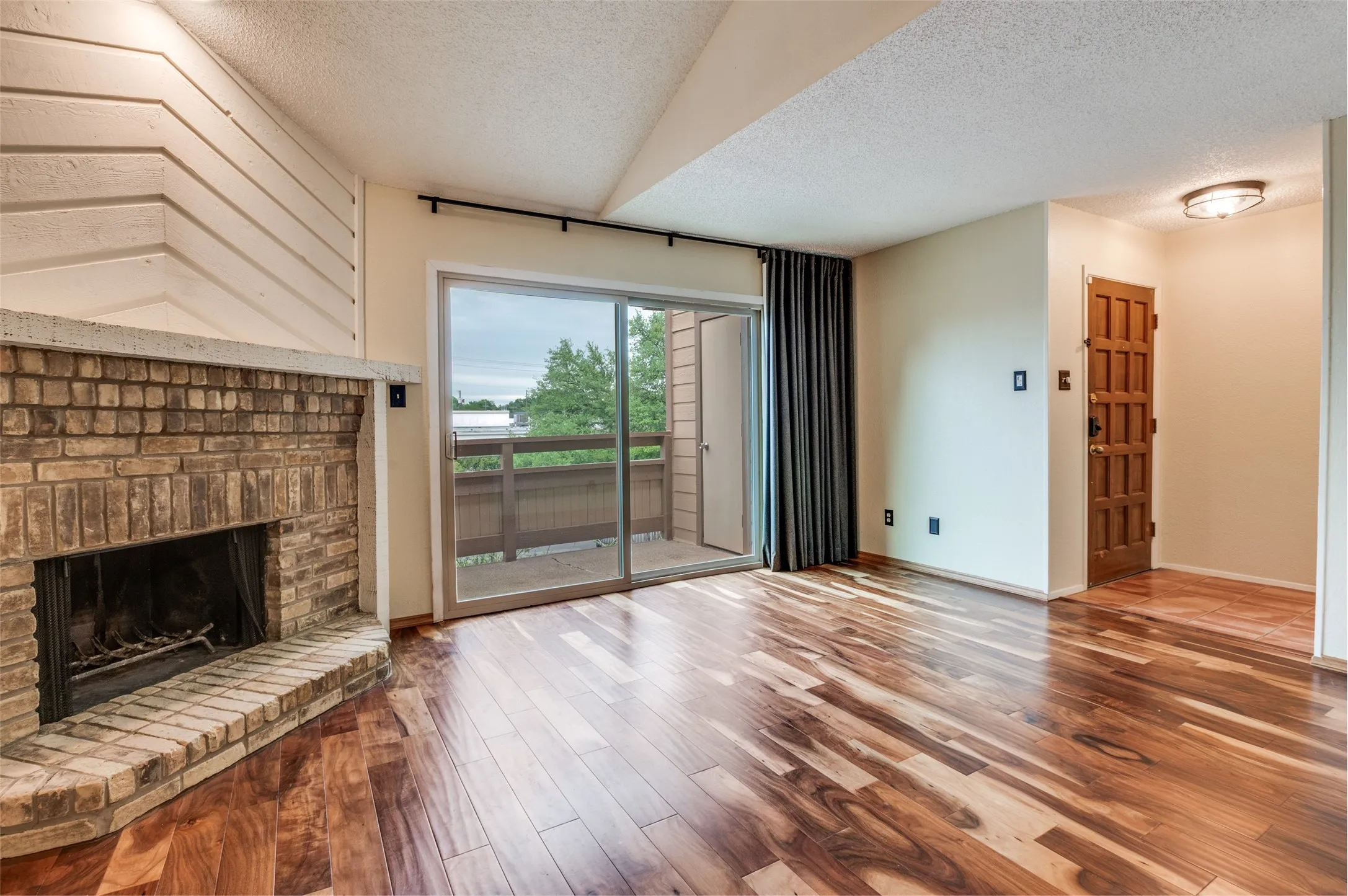 Condominium For Sale in Dallas County , 7640 W Greenway Boulevard 5K, Dallas, Texas 75209, 1 Bedroom, 2 Bathroom, Garage spaces, 808 Sqft, built in 1982, mls#21249765, Real Estate Agent in Dallas, Homes For Sale in Dallas county, Homes For Sale in Dallas, Realtor in Dallas Texas, Real Estate Brokerage Independent Realty Texas, Luminita Cordes Realtor