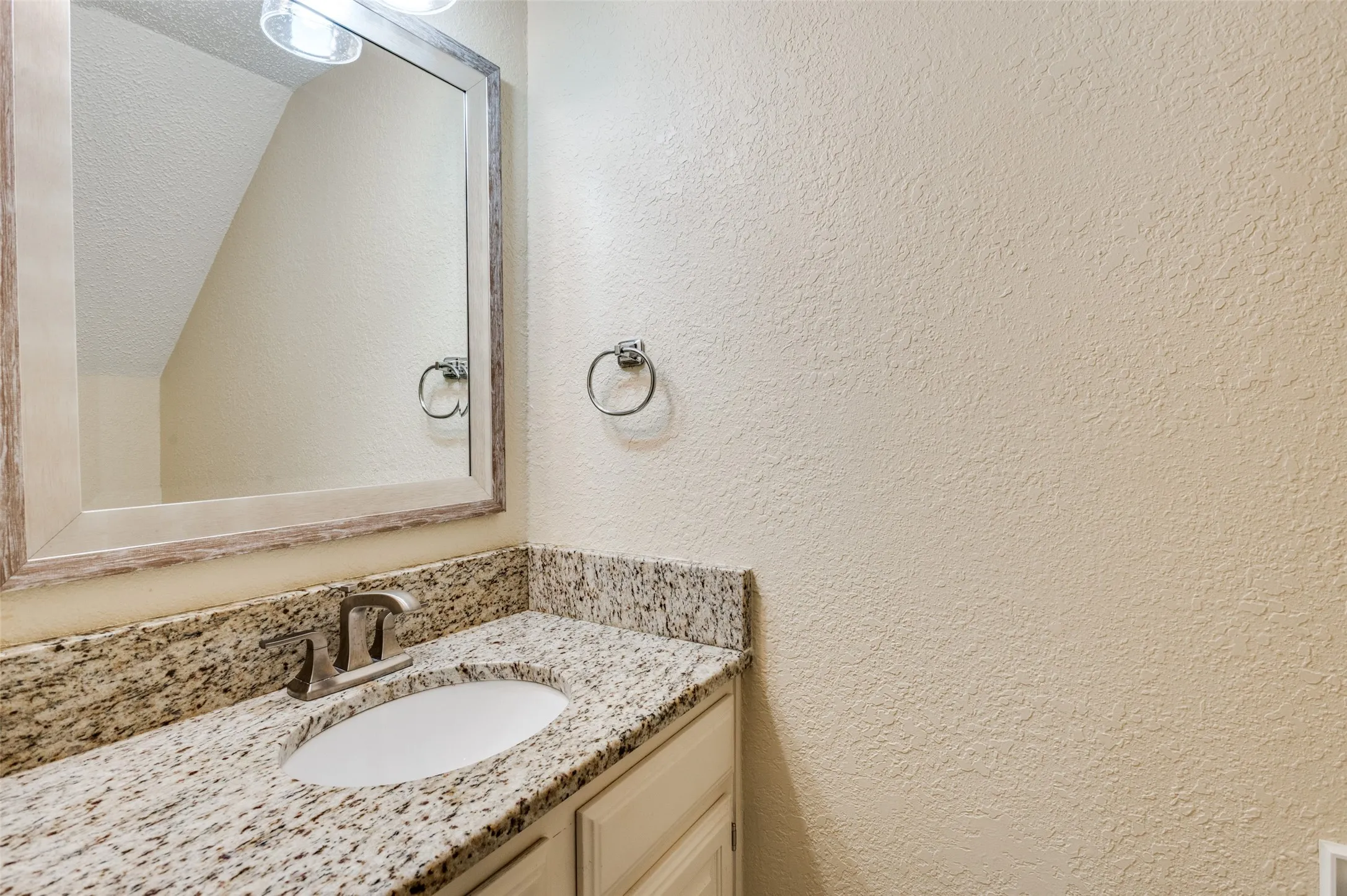 Condominium For Sale in Dallas County , 7640 W Greenway Boulevard 5K, Dallas, Texas 75209, 1 Bedroom, 2 Bathroom, Garage spaces, 808 Sqft, built in 1982, mls#21249765, Real Estate Agent in Dallas, Homes For Sale in Dallas county, Homes For Sale in Dallas, Realtor in Dallas Texas, Real Estate Brokerage Independent Realty Texas, Luminita Cordes Realtor