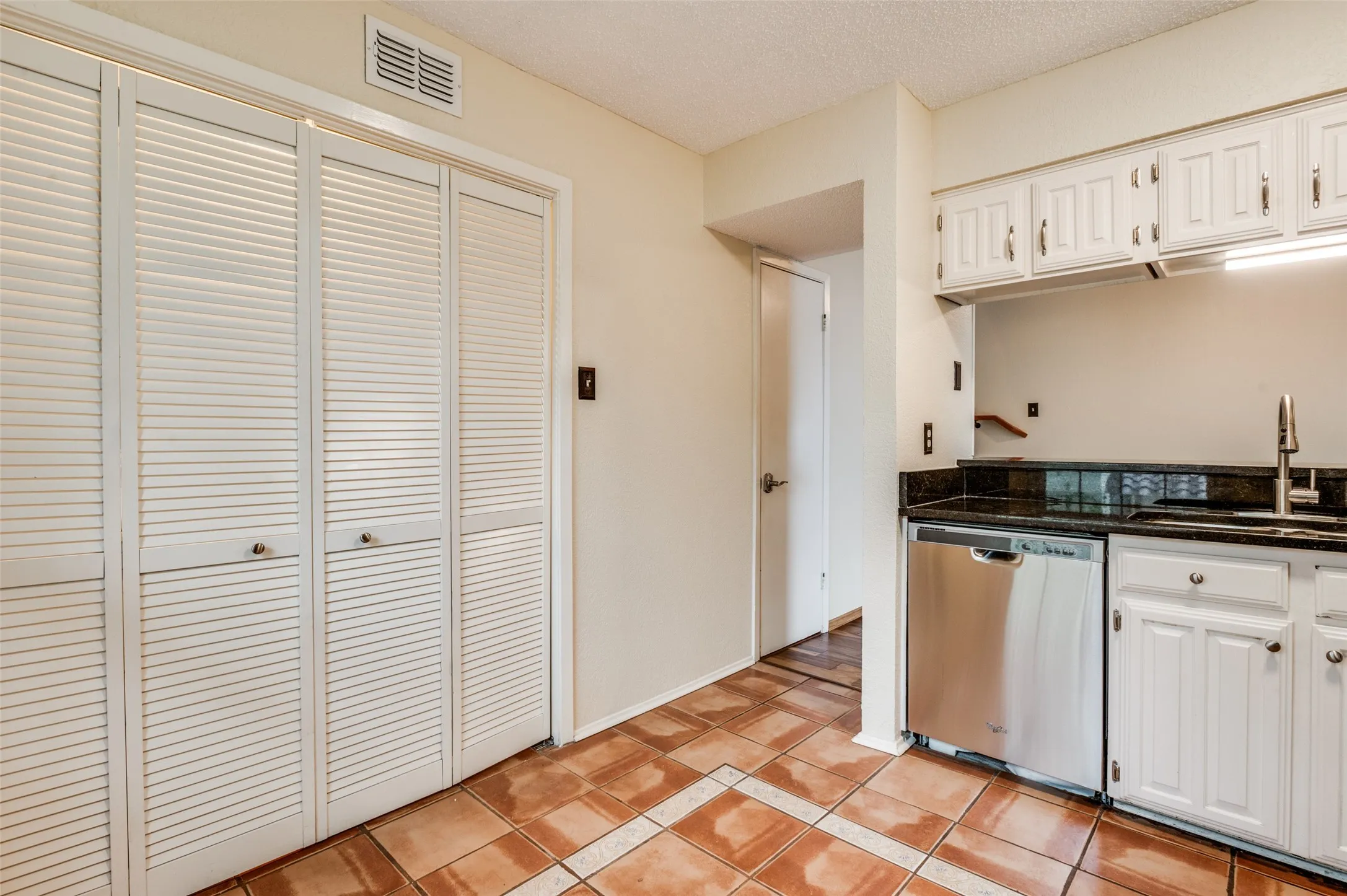 Condominium For Sale in Dallas County , 7640 W Greenway Boulevard 5K, Dallas, Texas 75209, 1 Bedroom, 2 Bathroom, Garage spaces, 808 Sqft, built in 1982, mls#21249765, Real Estate Agent in Dallas, Homes For Sale in Dallas county, Homes For Sale in Dallas, Realtor in Dallas Texas, Real Estate Brokerage Independent Realty Texas, Luminita Cordes Realtor