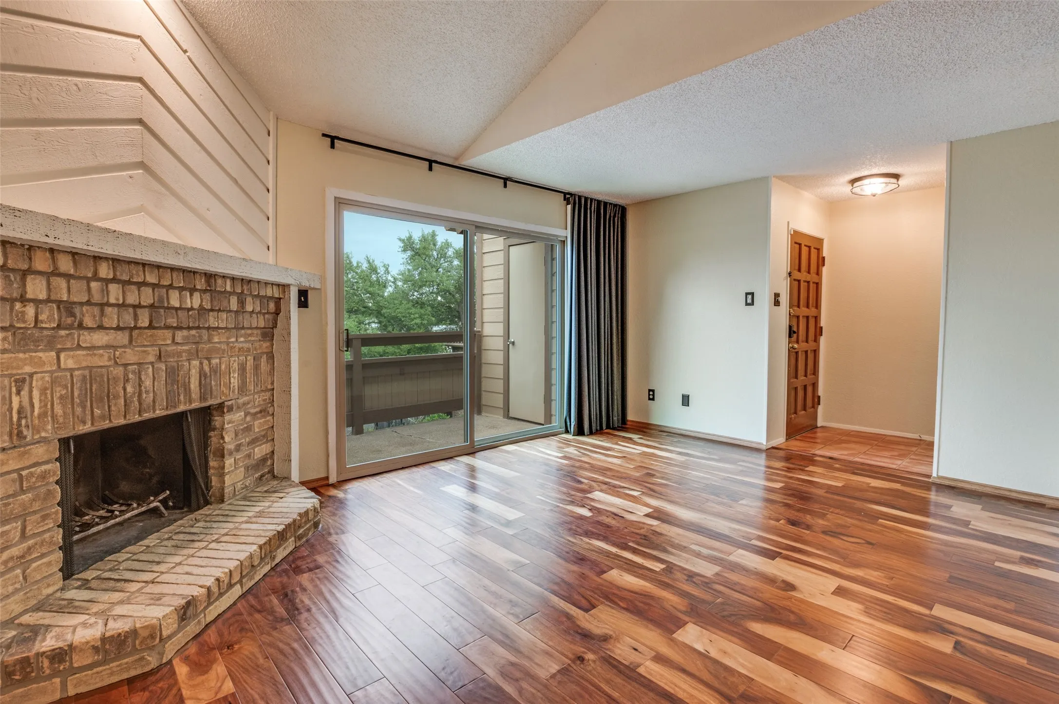 Condominium For Sale in Dallas County , 7640 W Greenway Boulevard 5K, Dallas, Texas 75209, 1 Bedroom, 2 Bathroom, Garage spaces, 808 Sqft, built in 1982, mls#21249765, Real Estate Agent in Dallas, Homes For Sale in Dallas county, Homes For Sale in Dallas, Realtor in Dallas Texas, Real Estate Brokerage Independent Realty Texas, Luminita Cordes Realtor