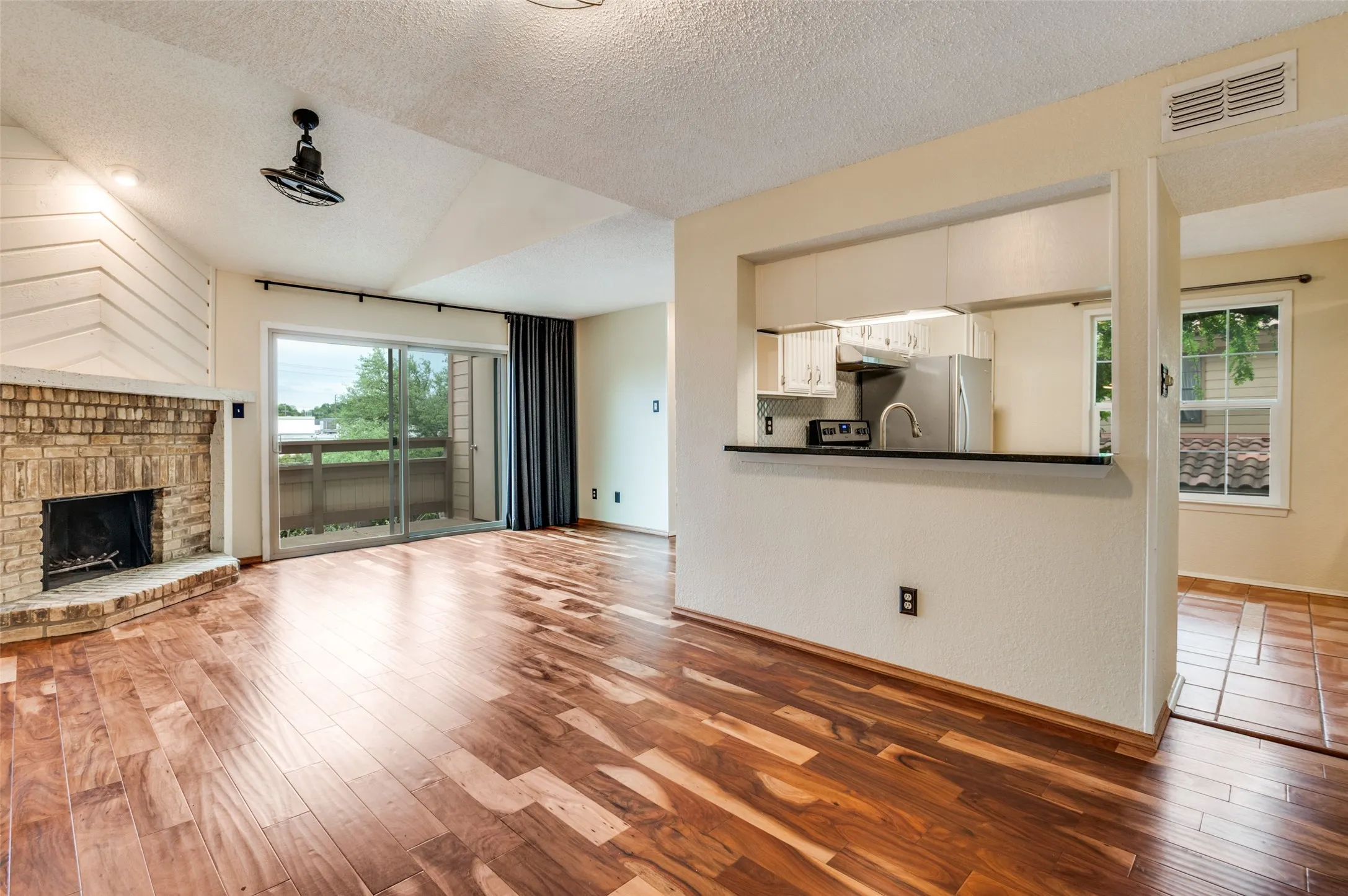Condominium For Sale in Dallas County , 7640 W Greenway Boulevard 5K, Dallas, Texas 75209, 1 Bedroom, 2 Bathroom, Garage spaces, 808 Sqft, built in 1982, mls#21249765, Real Estate Agent in Dallas, Homes For Sale in Dallas county, Homes For Sale in Dallas, Realtor in Dallas Texas, Real Estate Brokerage Independent Realty Texas, Luminita Cordes Realtor