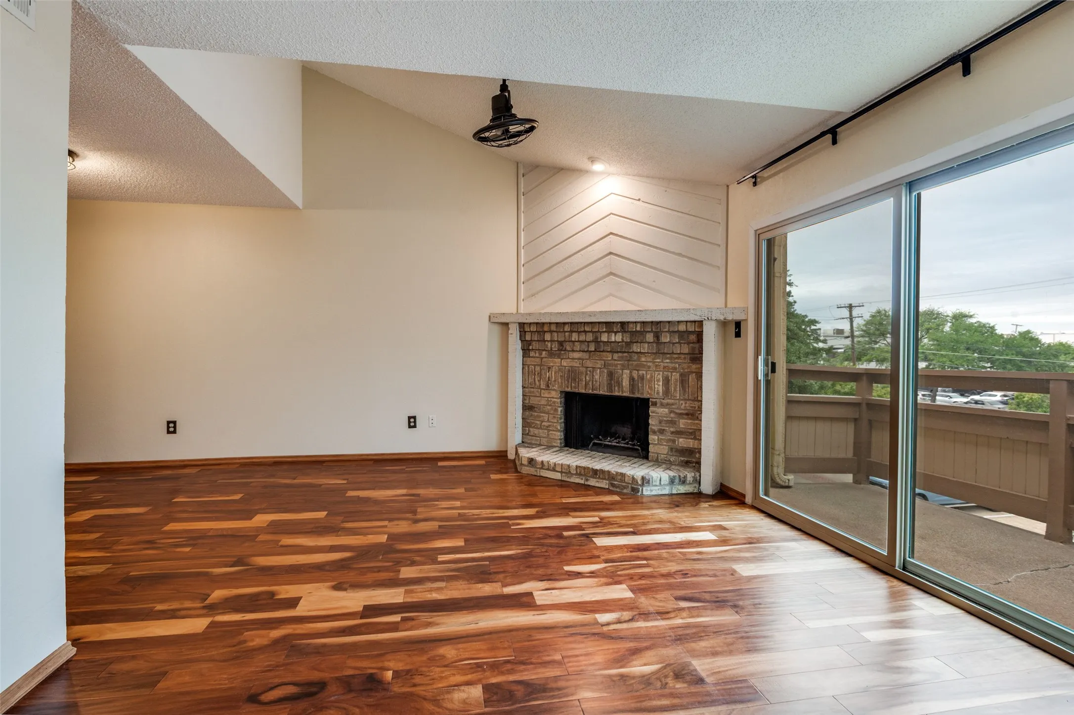 Condominium For Sale in Dallas County , 7640 W Greenway Boulevard 5K, Dallas, Texas 75209, 1 Bedroom, 2 Bathroom, Garage spaces, 808 Sqft, built in 1982, mls#21249765, Real Estate Agent in Dallas, Homes For Sale in Dallas county, Homes For Sale in Dallas, Realtor in Dallas Texas, Real Estate Brokerage Independent Realty Texas, Luminita Cordes Realtor