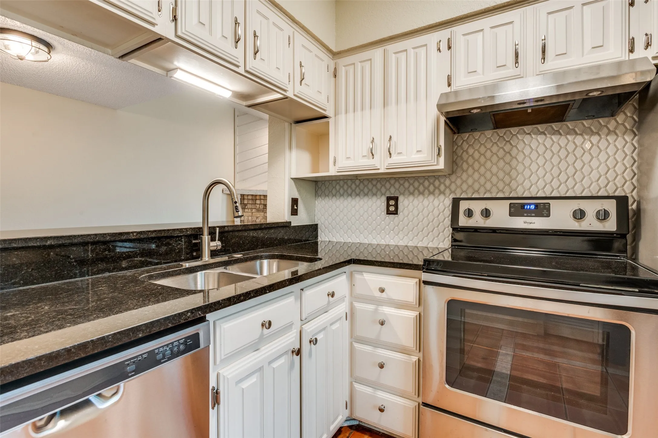 Condominium For Sale in Dallas County , 7640 W Greenway Boulevard 5K, Dallas, Texas 75209, 1 Bedroom, 2 Bathroom, Garage spaces, 808 Sqft, built in 1982, mls#21249765, Real Estate Agent in Dallas, Homes For Sale in Dallas county, Homes For Sale in Dallas, Realtor in Dallas Texas, Real Estate Brokerage Independent Realty Texas, Luminita Cordes Realtor