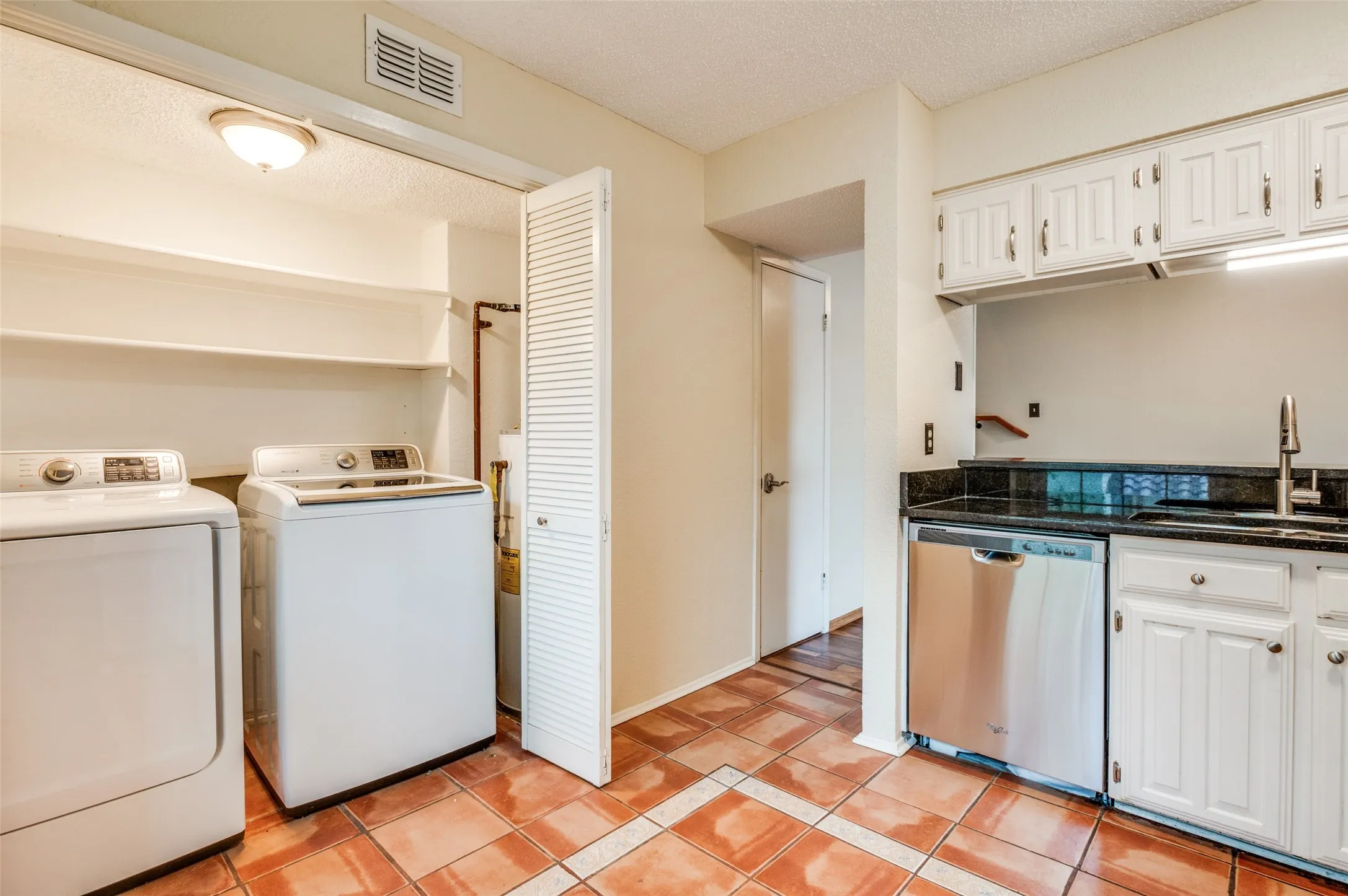Condominium For Sale in Dallas County , 7640 W Greenway Boulevard 5K, Dallas, Texas 75209, 1 Bedroom, 2 Bathroom, Garage spaces, 808 Sqft, built in 1982, mls#21249765, Real Estate Agent in Dallas, Homes For Sale in Dallas county, Homes For Sale in Dallas, Realtor in Dallas Texas, Real Estate Brokerage Independent Realty Texas, Luminita Cordes Realtor