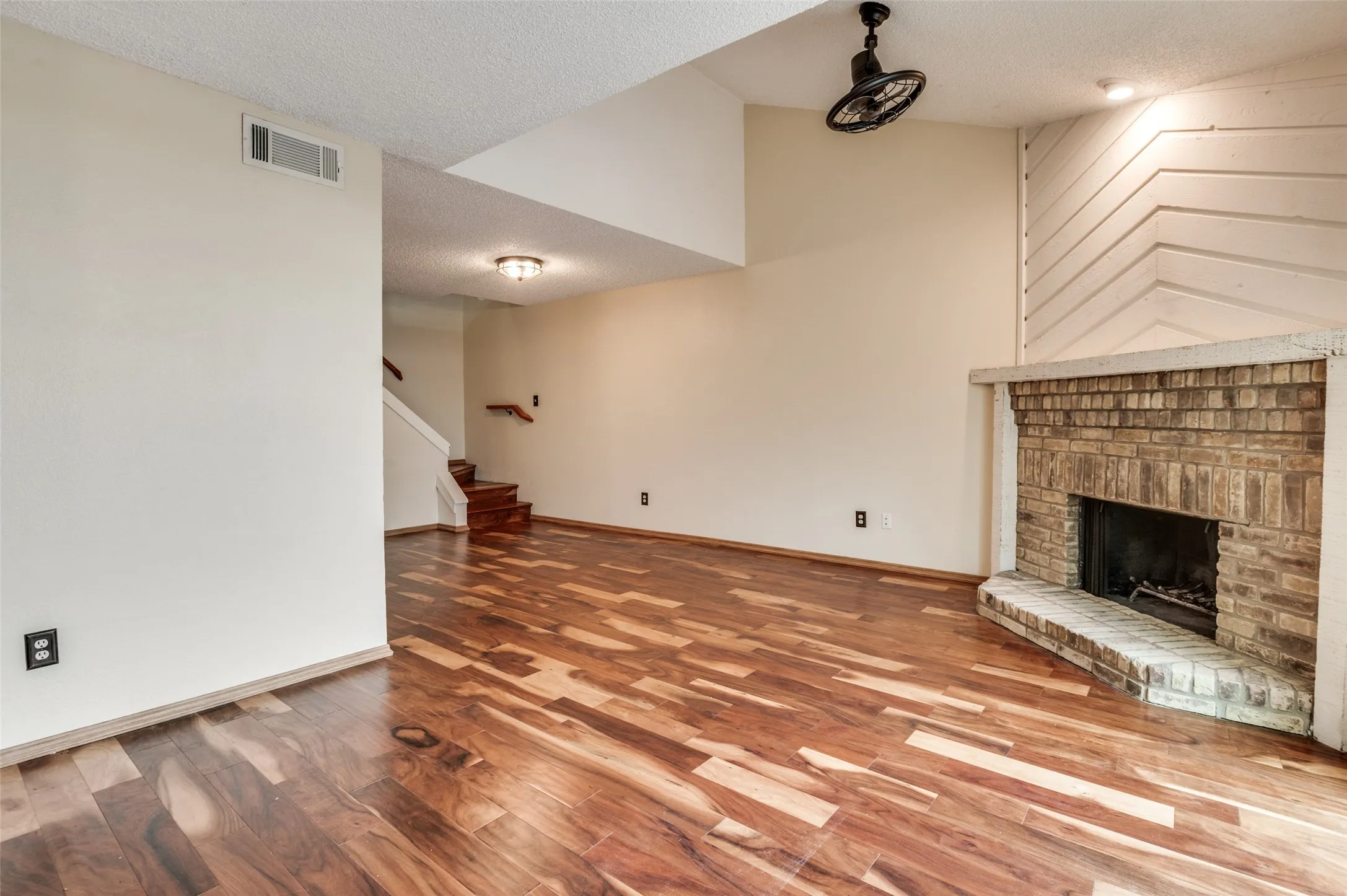 Condominium For Sale in Dallas County , 7640 W Greenway Boulevard 5K, Dallas, Texas 75209, 1 Bedroom, 2 Bathroom, Garage spaces, 808 Sqft, built in 1982, mls#21249765, Real Estate Agent in Dallas, Homes For Sale in Dallas county, Homes For Sale in Dallas, Realtor in Dallas Texas, Real Estate Brokerage Independent Realty Texas, Luminita Cordes Realtor