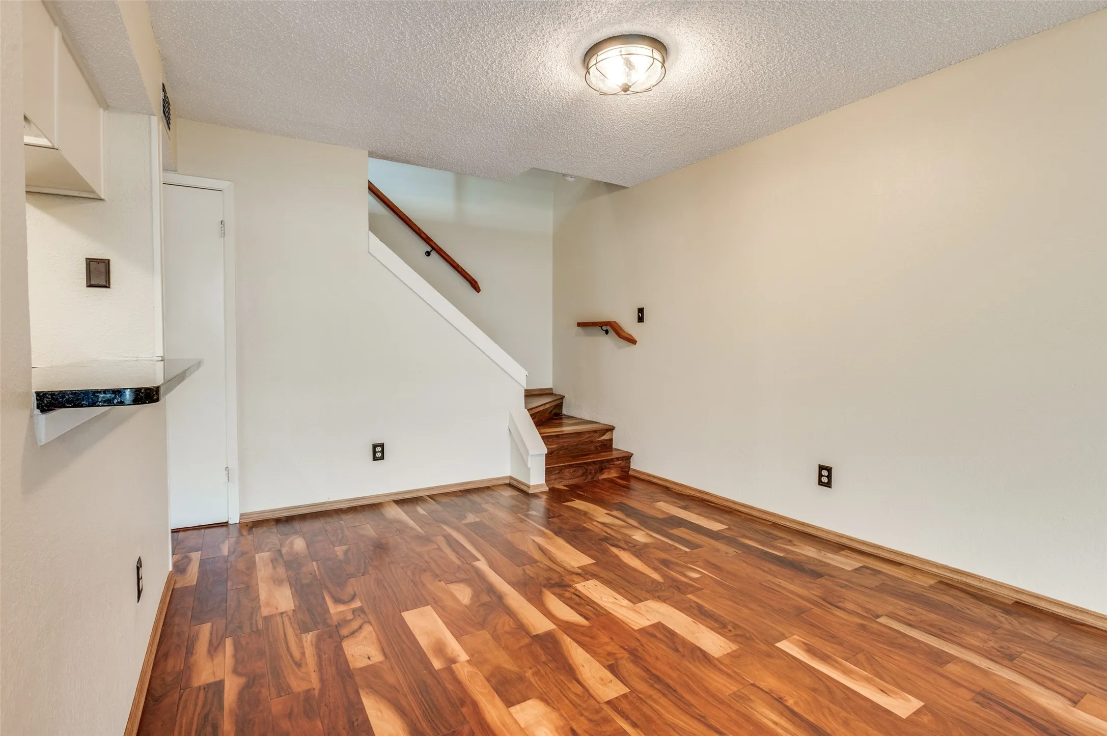 Condominium For Sale in Dallas County , 7640 W Greenway Boulevard 5K, Dallas, Texas 75209, 1 Bedroom, 2 Bathroom, Garage spaces, 808 Sqft, built in 1982, mls#21249765, Real Estate Agent in Dallas, Homes For Sale in Dallas county, Homes For Sale in Dallas, Realtor in Dallas Texas, Real Estate Brokerage Independent Realty Texas, Luminita Cordes Realtor