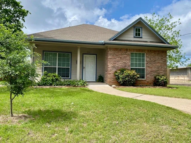Single Family Residence For Sale in Mc Lennan County , 1008 N 14th Street, Waco, Texas 76707, 2 Bedroom, 2 Bathroom, Garage spaces, 1,116 Sqft, built in 2009, Preowned, mls#21237230, Real Estate Agent in Waco, Homes For Sale in Mc Lennan county, Homes For Sale in Waco, Realtor in Waco Texas, Real Estate Brokerage Independent Realty Texas, Luminita Cordes Realtor