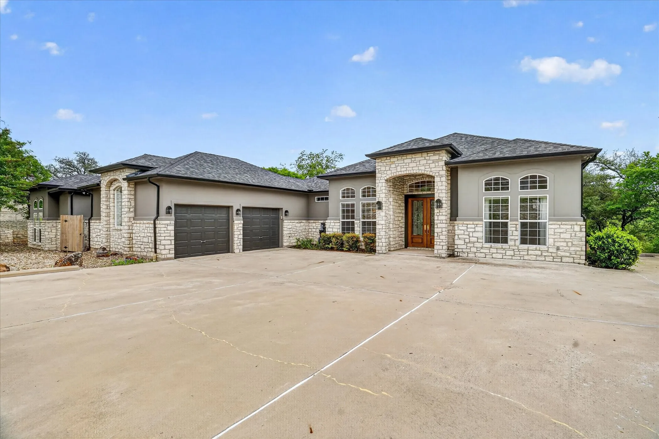 Single Family Residence For Sale in Hood County , 9704 Ravenswood Road, Granbury, Texas 76049, 4 Bedrooms, 4 Bathrooms, 2 Garage spaces, 3,234 Sqft, built in 1996, Preowned, Price $940,000, mls#21234367, Real Estate Agent in Granbury, Homes For Sale in Hood county, Homes For Sale in Granbury, Realtor in Granbury Texas, Real Estate Brokerage Independent Realty Texas, Luminita Cordes Realtor