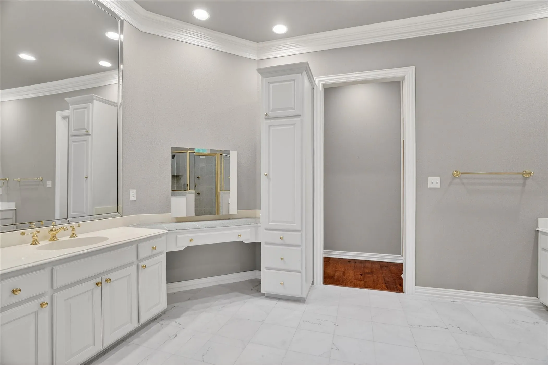Single Family Residence For Sale in Hood County , 9704 Ravenswood Road, Granbury, Texas 76049, 4 Bedrooms, 4 Bathrooms, 2 Garage spaces, 3,234 Sqft, built in 1996, Preowned, Price $940,000, mls#21234367, Real Estate Agent in Granbury, Homes For Sale in Hood county, Homes For Sale in Granbury, Realtor in Granbury Texas, Real Estate Brokerage Independent Realty Texas, Luminita Cordes Realtor