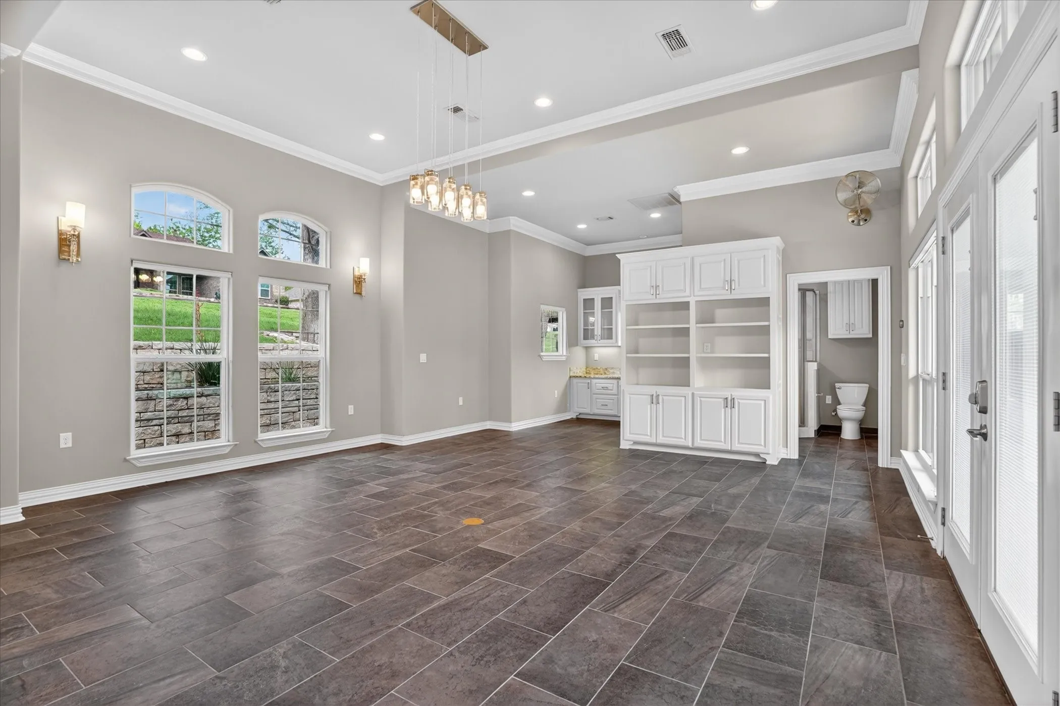Single Family Residence For Sale in Hood County , 9704 Ravenswood Road, Granbury, Texas 76049, 4 Bedrooms, 4 Bathrooms, 2 Garage spaces, 3,234 Sqft, built in 1996, Preowned, Price $940,000, mls#21234367, Real Estate Agent in Granbury, Homes For Sale in Hood county, Homes For Sale in Granbury, Realtor in Granbury Texas, Real Estate Brokerage Independent Realty Texas, Luminita Cordes Realtor