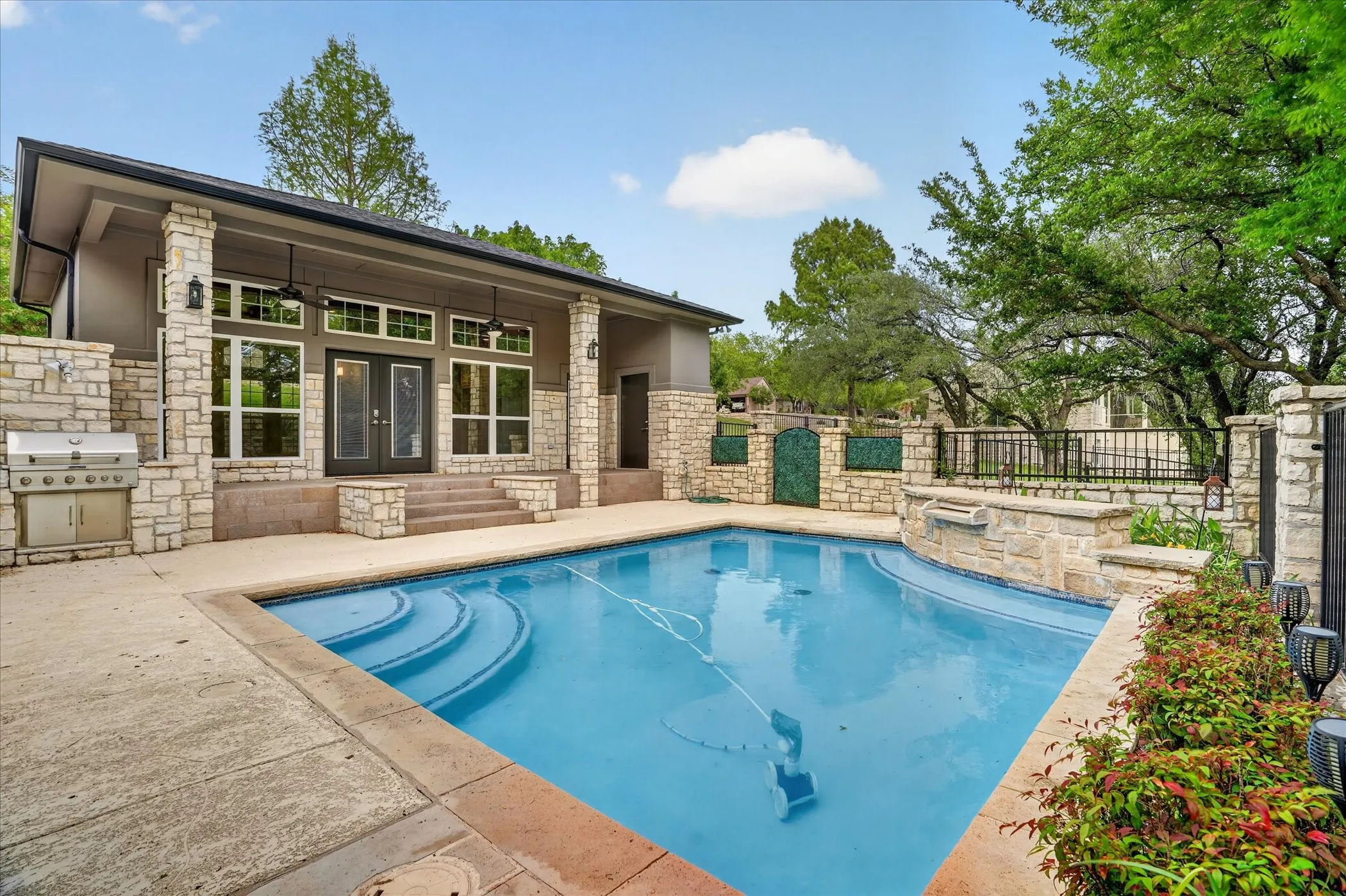 Single Family Residence For Sale in Hood County , 9704 Ravenswood Road, Granbury, Texas 76049, 4 Bedrooms, 4 Bathrooms, 2 Garage spaces, 3,234 Sqft, built in 1996, Preowned, Price $940,000, mls#21234367, Real Estate Agent in Granbury, Homes For Sale in Hood county, Homes For Sale in Granbury, Realtor in Granbury Texas, Real Estate Brokerage Independent Realty Texas, Luminita Cordes Realtor