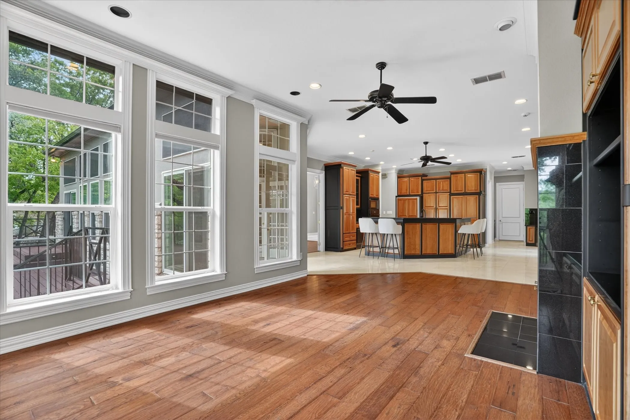Single Family Residence For Sale in Hood County , 9704 Ravenswood Road, Granbury, Texas 76049, 4 Bedrooms, 4 Bathrooms, 2 Garage spaces, 3,234 Sqft, built in 1996, Preowned, Price $940,000, mls#21234367, Real Estate Agent in Granbury, Homes For Sale in Hood county, Homes For Sale in Granbury, Realtor in Granbury Texas, Real Estate Brokerage Independent Realty Texas, Luminita Cordes Realtor