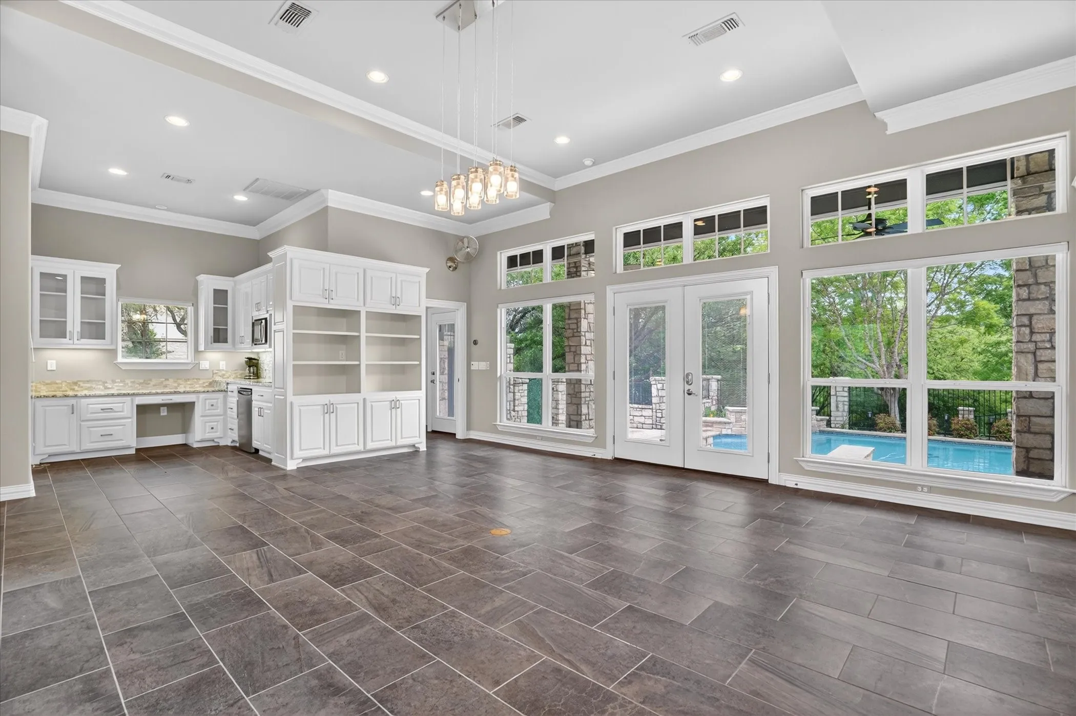 Single Family Residence For Sale in Hood County , 9704 Ravenswood Road, Granbury, Texas 76049, 4 Bedrooms, 4 Bathrooms, 2 Garage spaces, 3,234 Sqft, built in 1996, Preowned, Price $940,000, mls#21234367, Real Estate Agent in Granbury, Homes For Sale in Hood county, Homes For Sale in Granbury, Realtor in Granbury Texas, Real Estate Brokerage Independent Realty Texas, Luminita Cordes Realtor