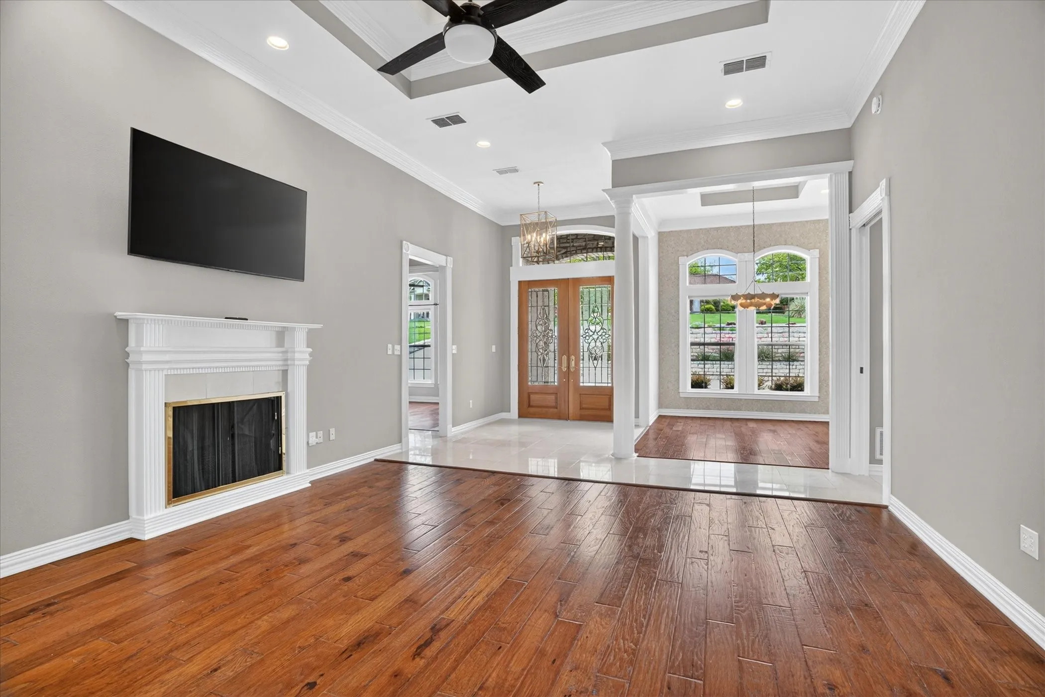 Single Family Residence For Sale in Hood County , 9704 Ravenswood Road, Granbury, Texas 76049, 4 Bedrooms, 4 Bathrooms, 2 Garage spaces, 3,234 Sqft, built in 1996, Preowned, Price $940,000, mls#21234367, Real Estate Agent in Granbury, Homes For Sale in Hood county, Homes For Sale in Granbury, Realtor in Granbury Texas, Real Estate Brokerage Independent Realty Texas, Luminita Cordes Realtor