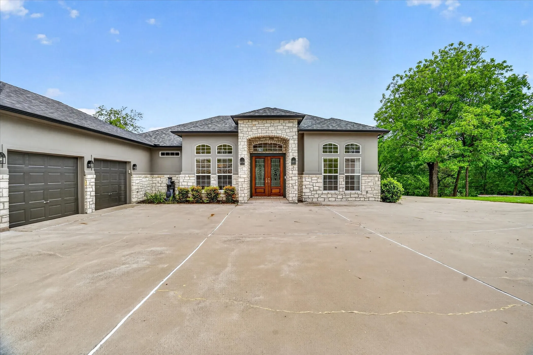 Single Family Residence For Sale in Hood County , 9704 Ravenswood Road, Granbury, Texas 76049, 4 Bedrooms, 4 Bathrooms, 2 Garage spaces, 3,234 Sqft, built in 1996, Preowned, Price $940,000, mls#21234367, Real Estate Agent in Granbury, Homes For Sale in Hood county, Homes For Sale in Granbury, Realtor in Granbury Texas, Real Estate Brokerage Independent Realty Texas, Luminita Cordes Realtor