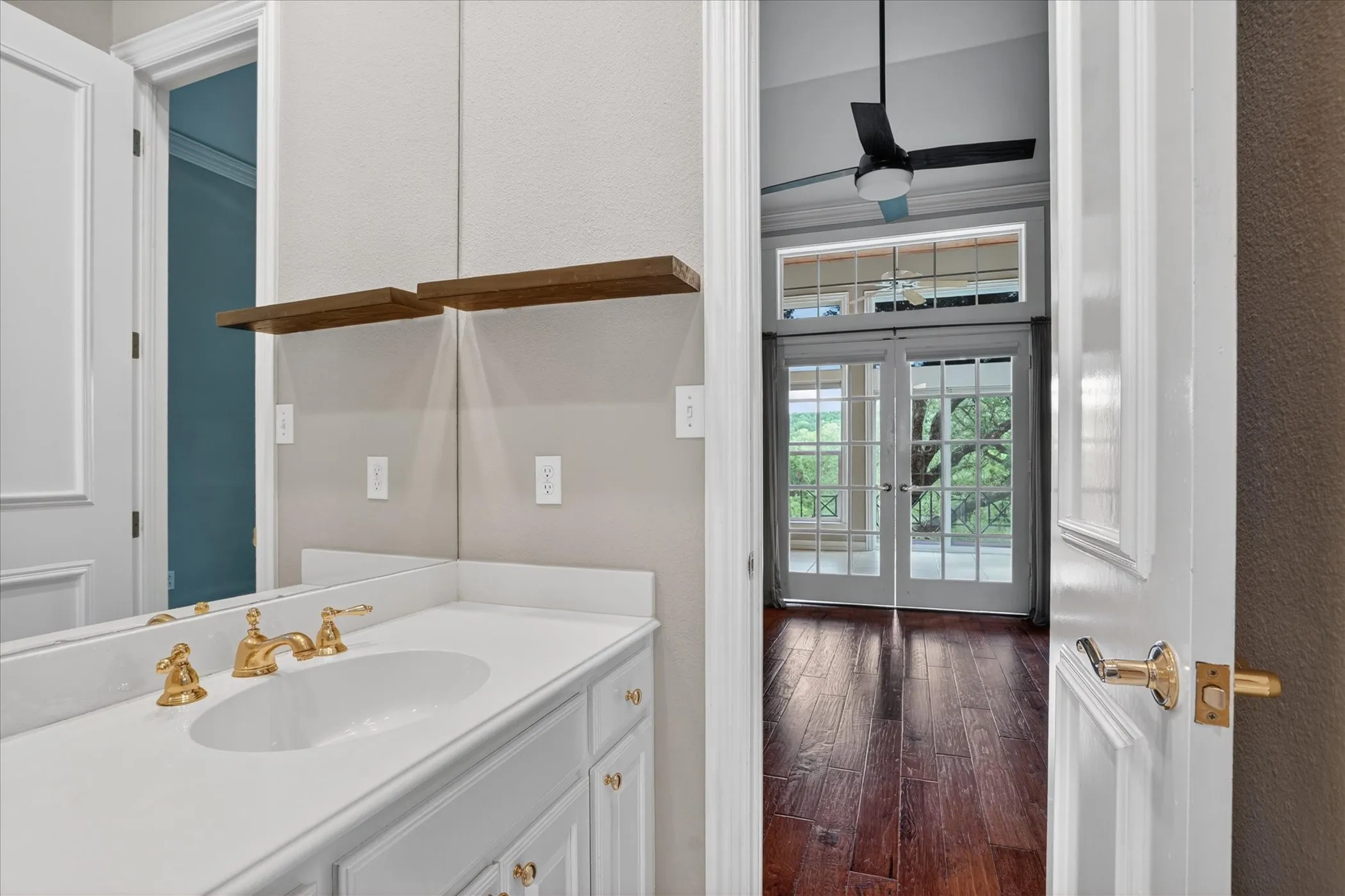 Single Family Residence For Sale in Hood County , 9704 Ravenswood Road, Granbury, Texas 76049, 4 Bedrooms, 4 Bathrooms, 2 Garage spaces, 3,234 Sqft, built in 1996, Preowned, Price $940,000, mls#21234367, Real Estate Agent in Granbury, Homes For Sale in Hood county, Homes For Sale in Granbury, Realtor in Granbury Texas, Real Estate Brokerage Independent Realty Texas, Luminita Cordes Realtor