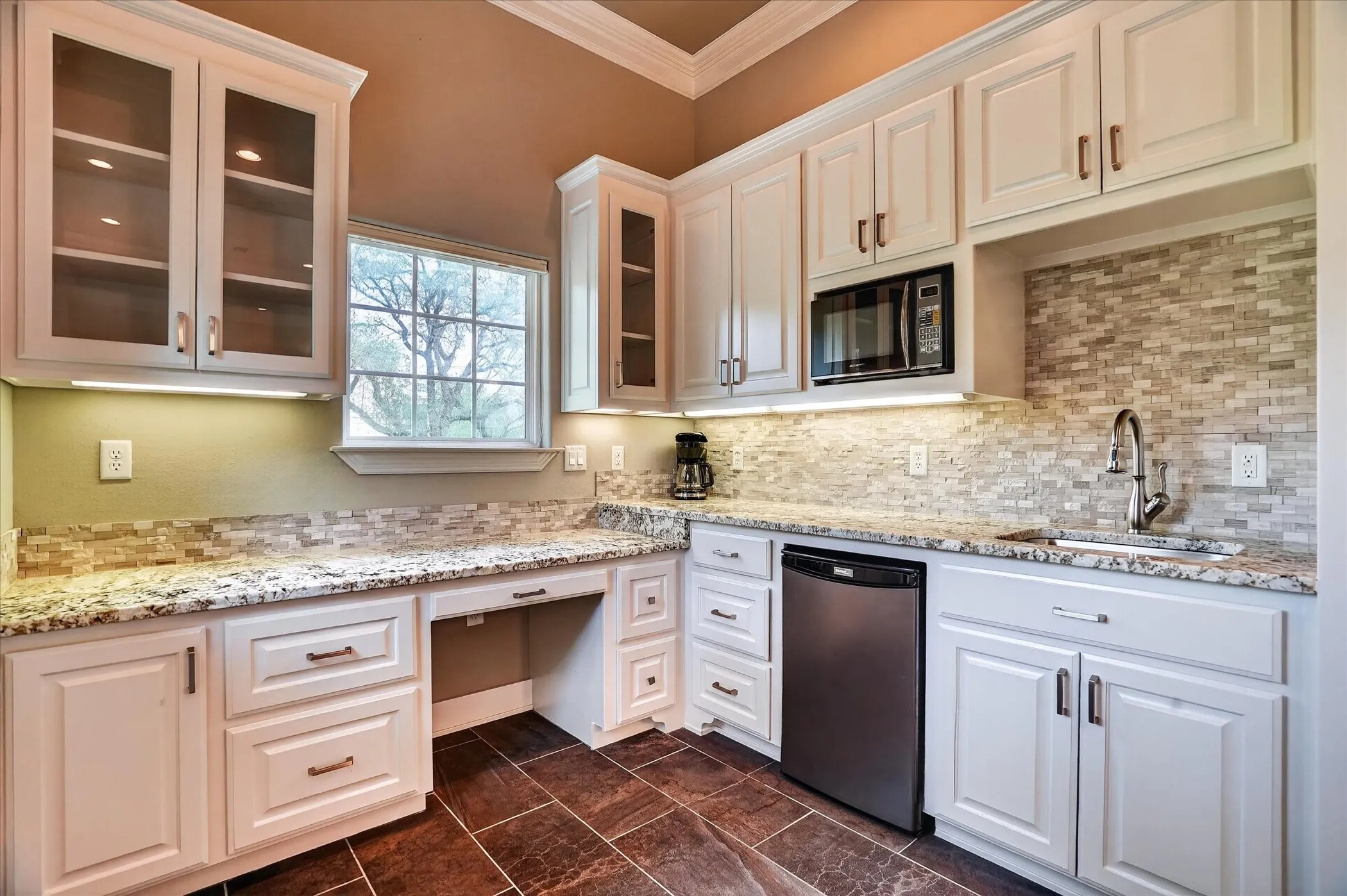Single Family Residence For Sale in Hood County , 9704 Ravenswood Road, Granbury, Texas 76049, 4 Bedrooms, 4 Bathrooms, 2 Garage spaces, 3,234 Sqft, built in 1996, Preowned, Price $940,000, mls#21234367, Real Estate Agent in Granbury, Homes For Sale in Hood county, Homes For Sale in Granbury, Realtor in Granbury Texas, Real Estate Brokerage Independent Realty Texas, Luminita Cordes Realtor
