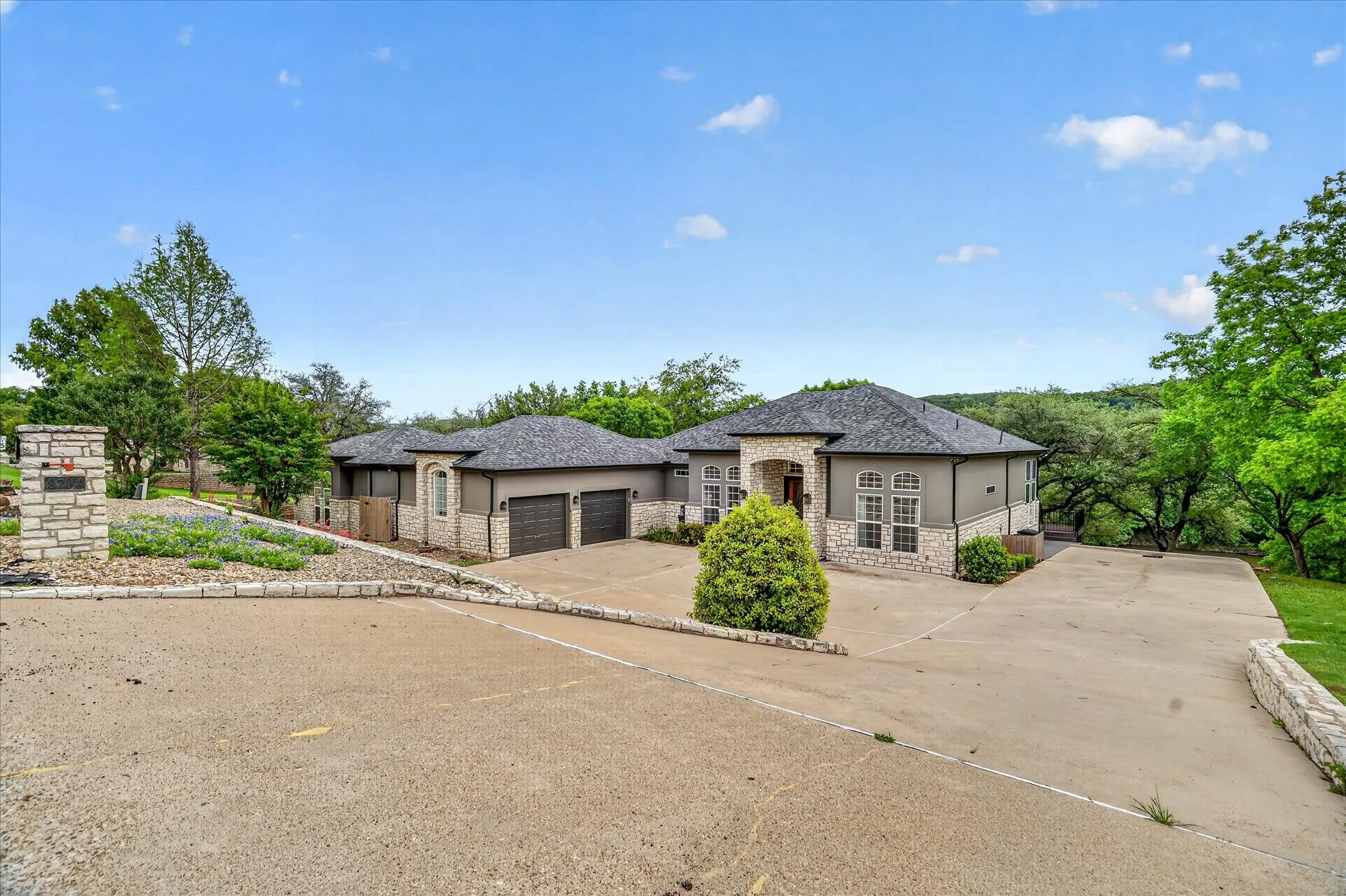 Single Family Residence For Sale in Hood County , 9704 Ravenswood Road, Granbury, Texas 76049, 4 Bedrooms, 4 Bathrooms, 2 Garage spaces, 3,234 Sqft, built in 1996, Preowned, Price $940,000, mls#21234367, Real Estate Agent in Granbury, Homes For Sale in Hood county, Homes For Sale in Granbury, Realtor in Granbury Texas, Real Estate Brokerage Independent Realty Texas, Luminita Cordes Realtor