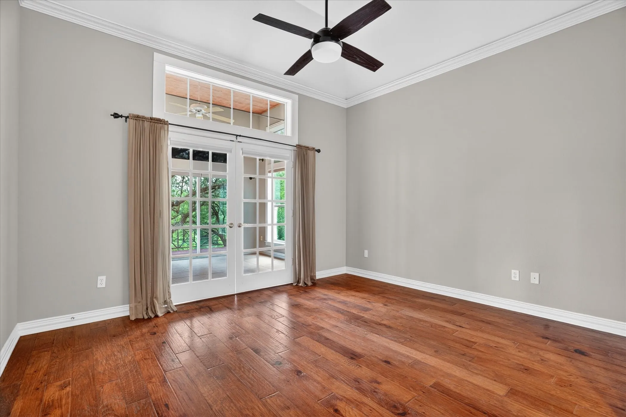 Single Family Residence For Sale in Hood County , 9704 Ravenswood Road, Granbury, Texas 76049, 4 Bedrooms, 4 Bathrooms, 2 Garage spaces, 3,234 Sqft, built in 1996, Preowned, Price $940,000, mls#21234367, Real Estate Agent in Granbury, Homes For Sale in Hood county, Homes For Sale in Granbury, Realtor in Granbury Texas, Real Estate Brokerage Independent Realty Texas, Luminita Cordes Realtor