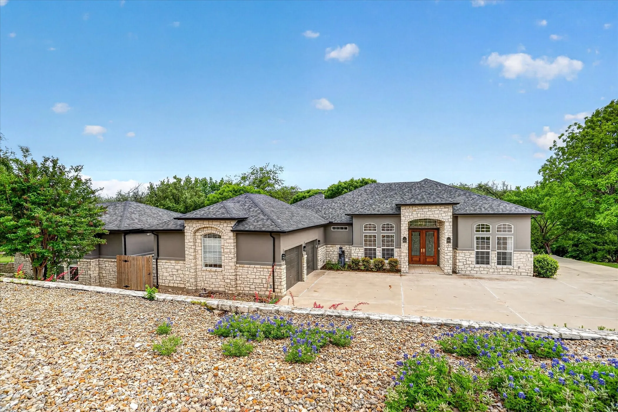 Single Family Residence For Sale in Hood County , 9704 Ravenswood Road, Granbury, Texas 76049, 4 Bedrooms, 4 Bathrooms, 2 Garage spaces, 3,234 Sqft, built in 1996, Preowned, Price $940,000, mls#21234367, Real Estate Agent in Granbury, Homes For Sale in Hood county, Homes For Sale in Granbury, Realtor in Granbury Texas, Real Estate Brokerage Independent Realty Texas, Luminita Cordes Realtor