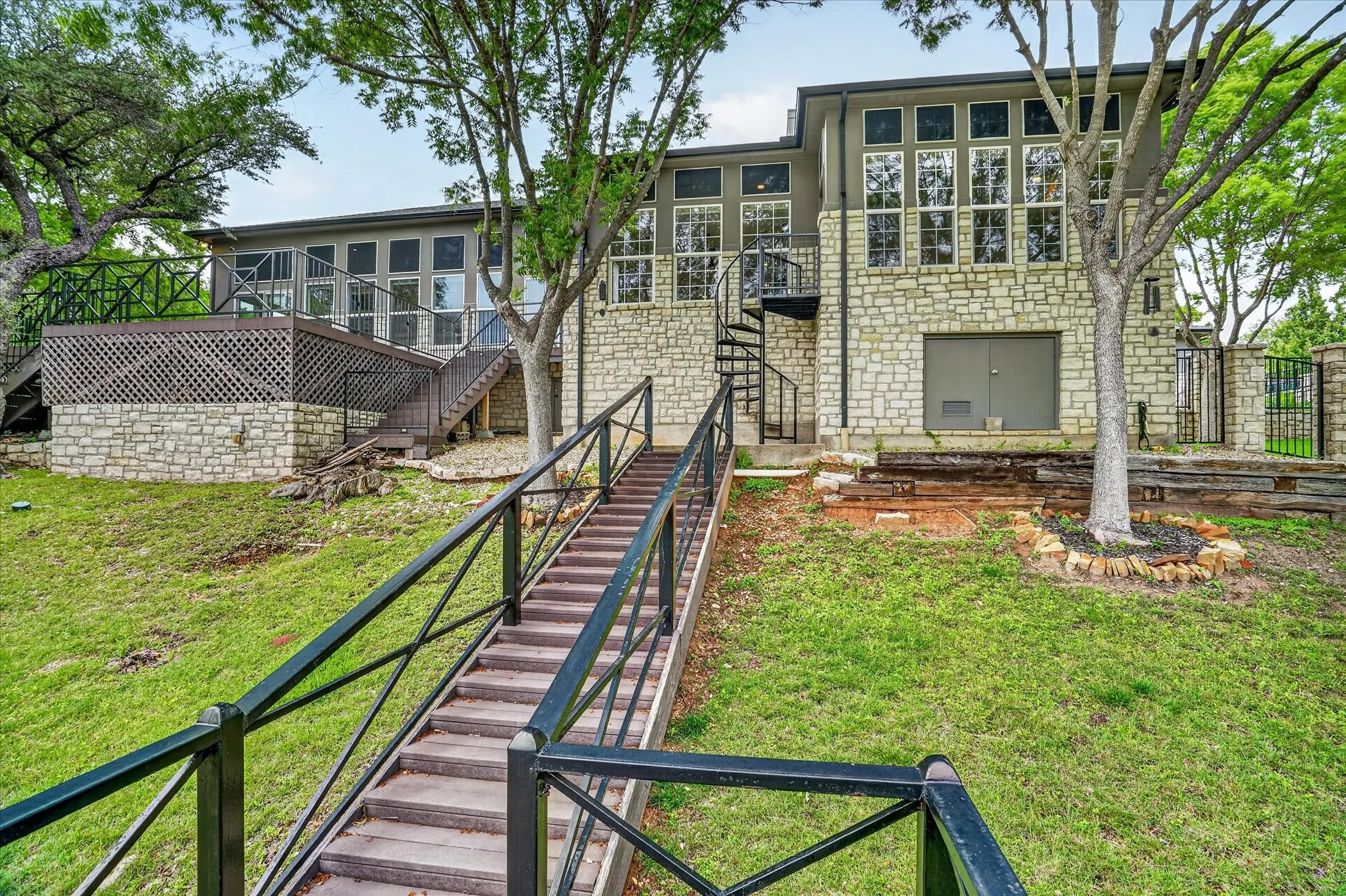 Single Family Residence For Sale in Hood County , 9704 Ravenswood Road, Granbury, Texas 76049, 4 Bedrooms, 4 Bathrooms, 2 Garage spaces, 3,234 Sqft, built in 1996, Preowned, Price $940,000, mls#21234367, Real Estate Agent in Granbury, Homes For Sale in Hood county, Homes For Sale in Granbury, Realtor in Granbury Texas, Real Estate Brokerage Independent Realty Texas, Luminita Cordes Realtor