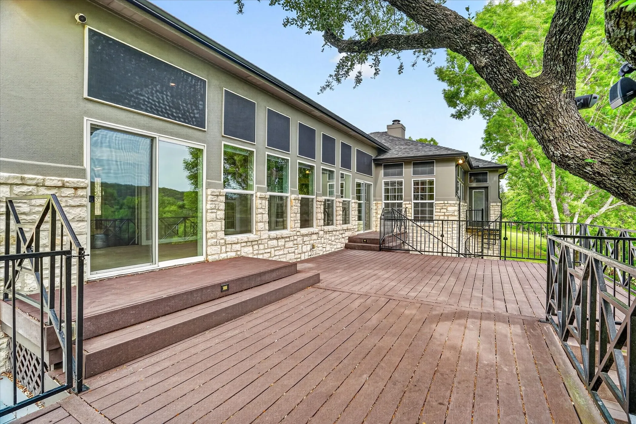Single Family Residence For Sale in Hood County , 9704 Ravenswood Road, Granbury, Texas 76049, 4 Bedrooms, 4 Bathrooms, 2 Garage spaces, 3,234 Sqft, built in 1996, Preowned, Price $940,000, mls#21234367, Real Estate Agent in Granbury, Homes For Sale in Hood county, Homes For Sale in Granbury, Realtor in Granbury Texas, Real Estate Brokerage Independent Realty Texas, Luminita Cordes Realtor