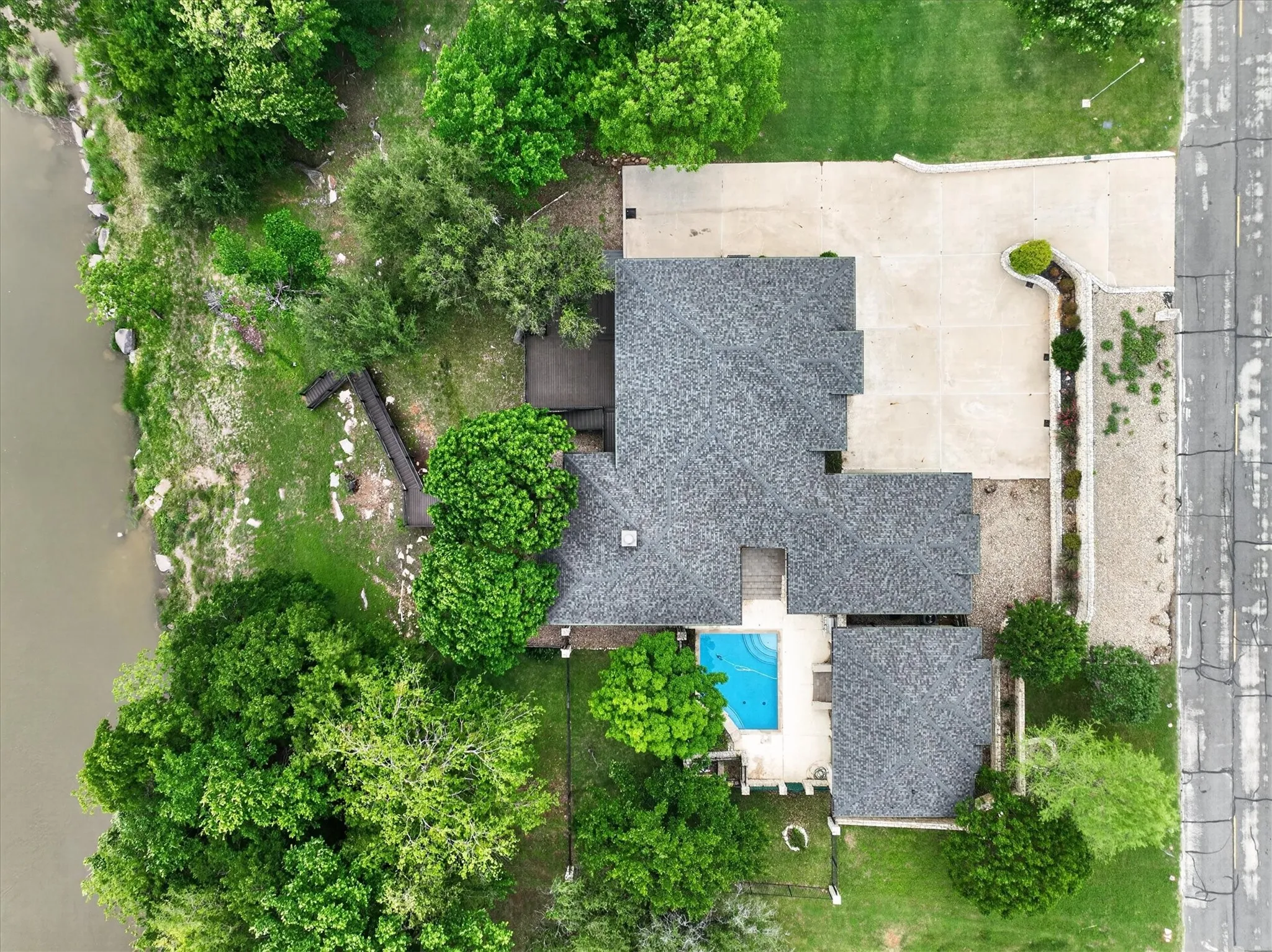 Single Family Residence For Sale in Hood County , 9704 Ravenswood Road, Granbury, Texas 76049, 4 Bedrooms, 4 Bathrooms, 2 Garage spaces, 3,234 Sqft, built in 1996, Preowned, Price $940,000, mls#21234367, Real Estate Agent in Granbury, Homes For Sale in Hood county, Homes For Sale in Granbury, Realtor in Granbury Texas, Real Estate Brokerage Independent Realty Texas, Luminita Cordes Realtor