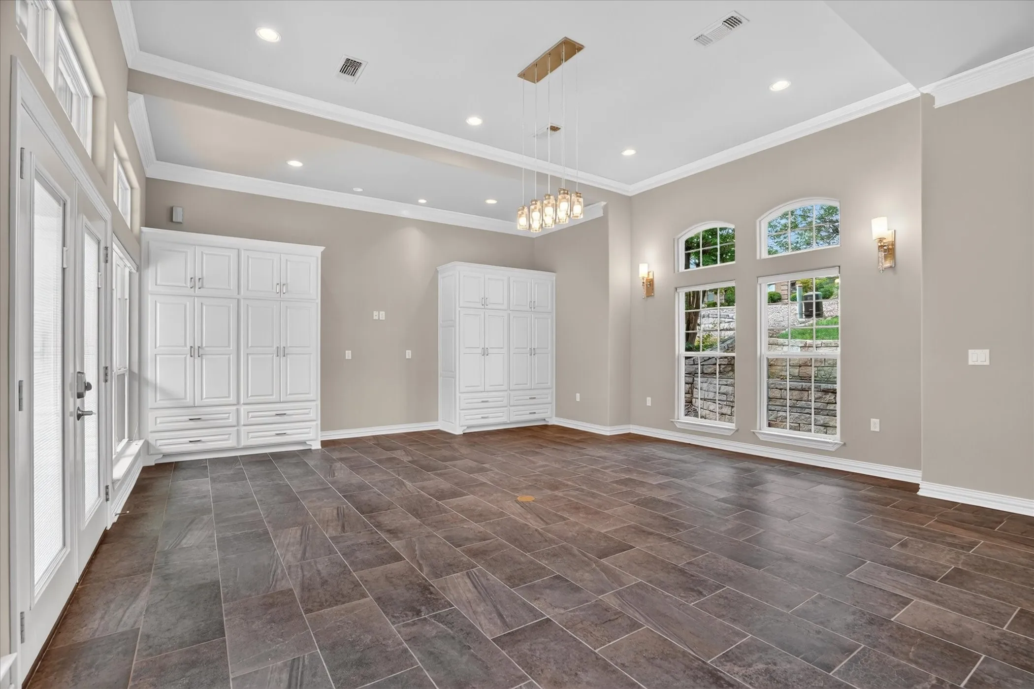 Single Family Residence For Sale in Hood County , 9704 Ravenswood Road, Granbury, Texas 76049, 4 Bedrooms, 4 Bathrooms, 2 Garage spaces, 3,234 Sqft, built in 1996, Preowned, Price $940,000, mls#21234367, Real Estate Agent in Granbury, Homes For Sale in Hood county, Homes For Sale in Granbury, Realtor in Granbury Texas, Real Estate Brokerage Independent Realty Texas, Luminita Cordes Realtor