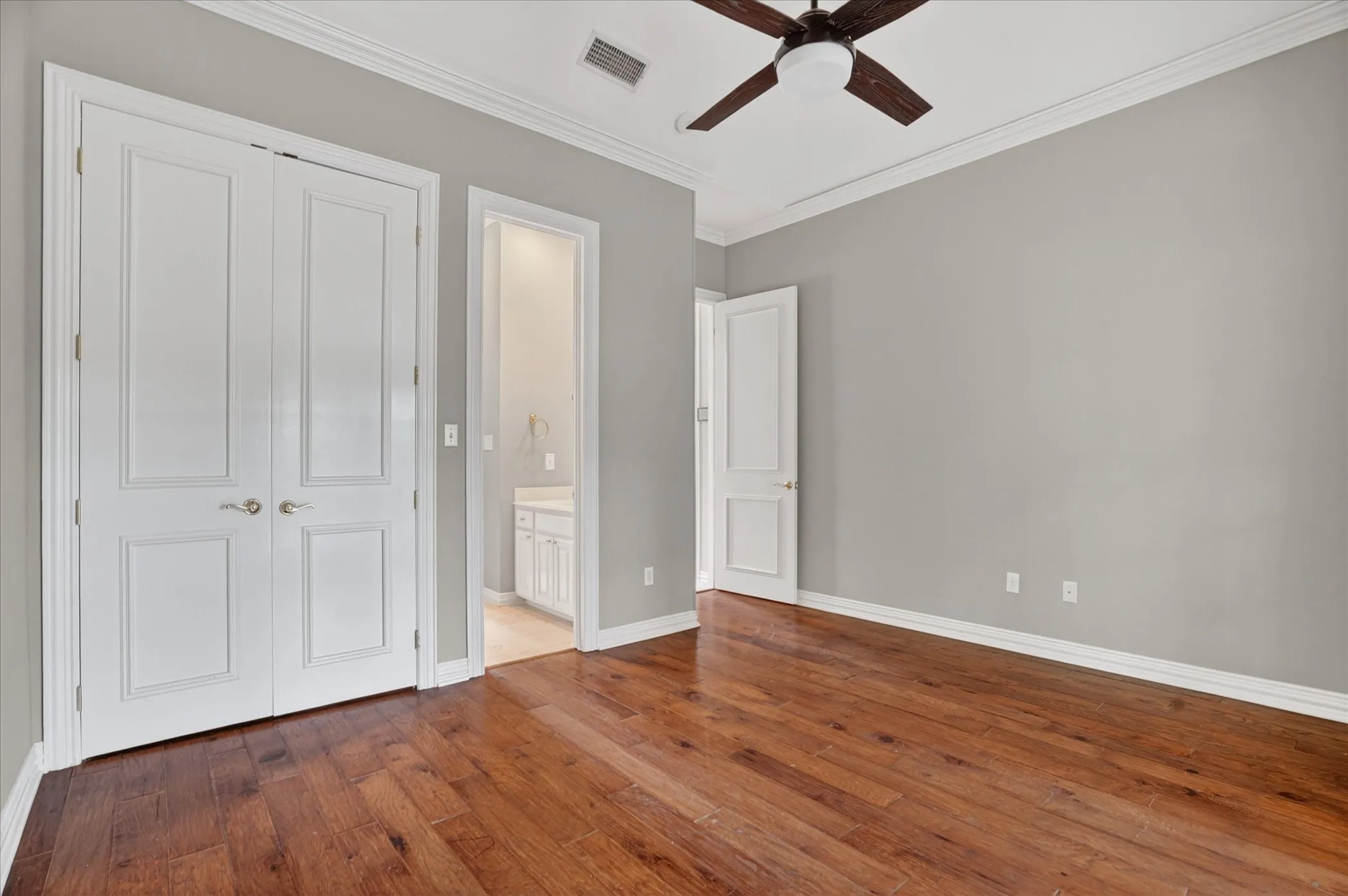 Single Family Residence For Sale in Hood County , 9704 Ravenswood Road, Granbury, Texas 76049, 4 Bedrooms, 4 Bathrooms, 2 Garage spaces, 3,234 Sqft, built in 1996, Preowned, Price $940,000, mls#21234367, Real Estate Agent in Granbury, Homes For Sale in Hood county, Homes For Sale in Granbury, Realtor in Granbury Texas, Real Estate Brokerage Independent Realty Texas, Luminita Cordes Realtor