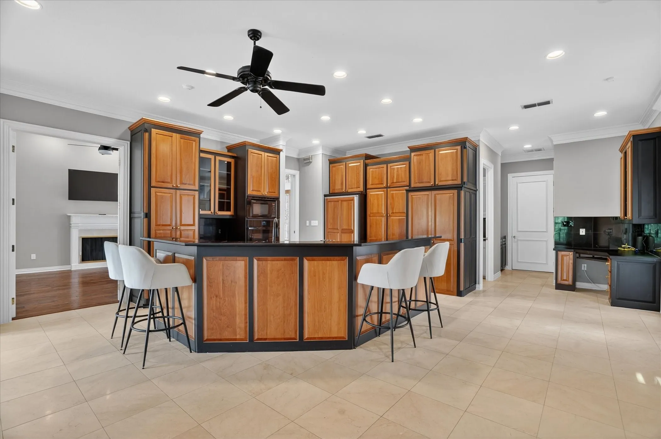 Single Family Residence For Sale in Hood County , 9704 Ravenswood Road, Granbury, Texas 76049, 4 Bedrooms, 4 Bathrooms, 2 Garage spaces, 3,234 Sqft, built in 1996, Preowned, Price $940,000, mls#21234367, Real Estate Agent in Granbury, Homes For Sale in Hood county, Homes For Sale in Granbury, Realtor in Granbury Texas, Real Estate Brokerage Independent Realty Texas, Luminita Cordes Realtor
