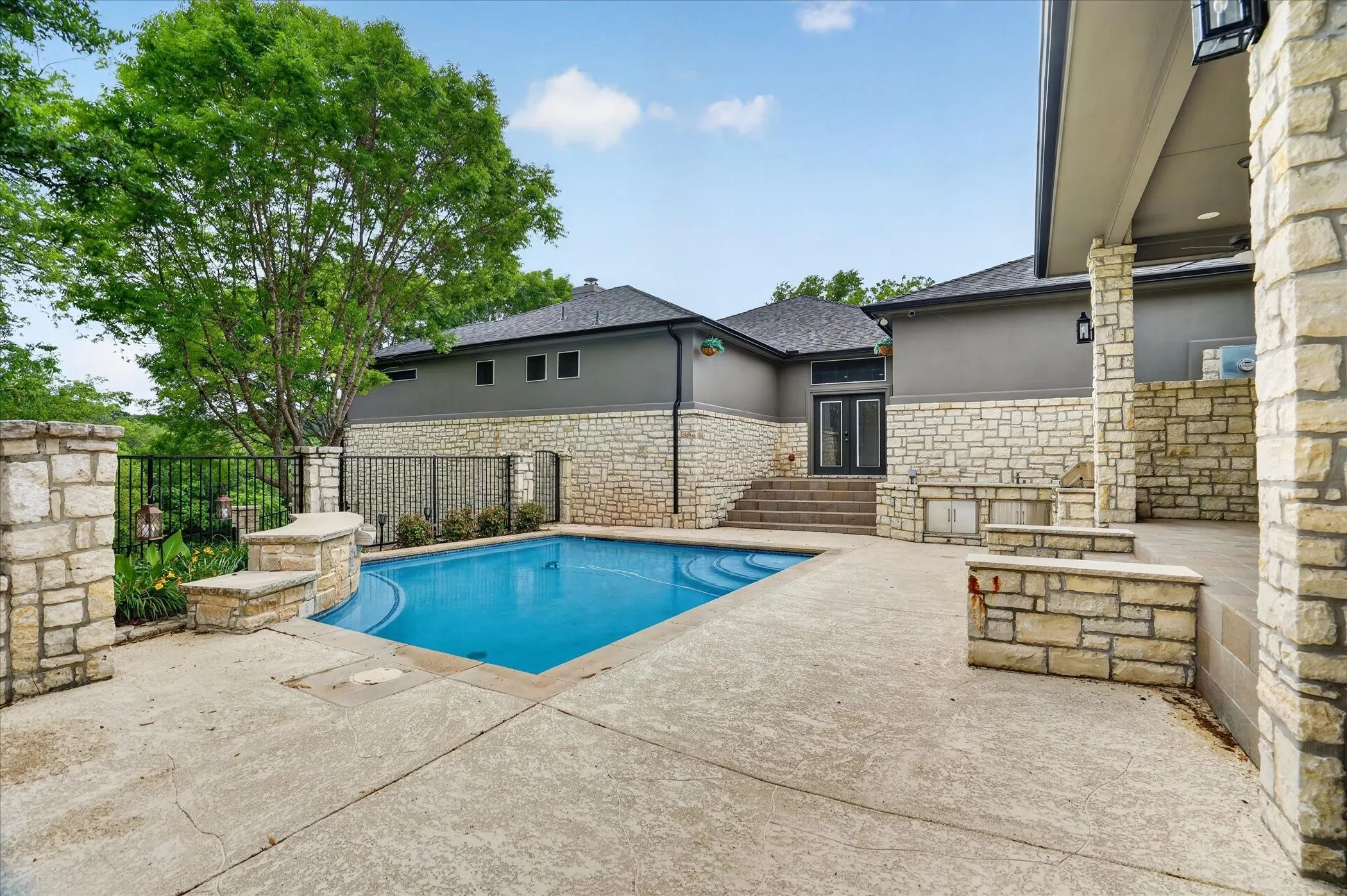 Single Family Residence For Sale in Hood County , 9704 Ravenswood Road, Granbury, Texas 76049, 4 Bedrooms, 4 Bathrooms, 2 Garage spaces, 3,234 Sqft, built in 1996, Preowned, Price $940,000, mls#21234367, Real Estate Agent in Granbury, Homes For Sale in Hood county, Homes For Sale in Granbury, Realtor in Granbury Texas, Real Estate Brokerage Independent Realty Texas, Luminita Cordes Realtor