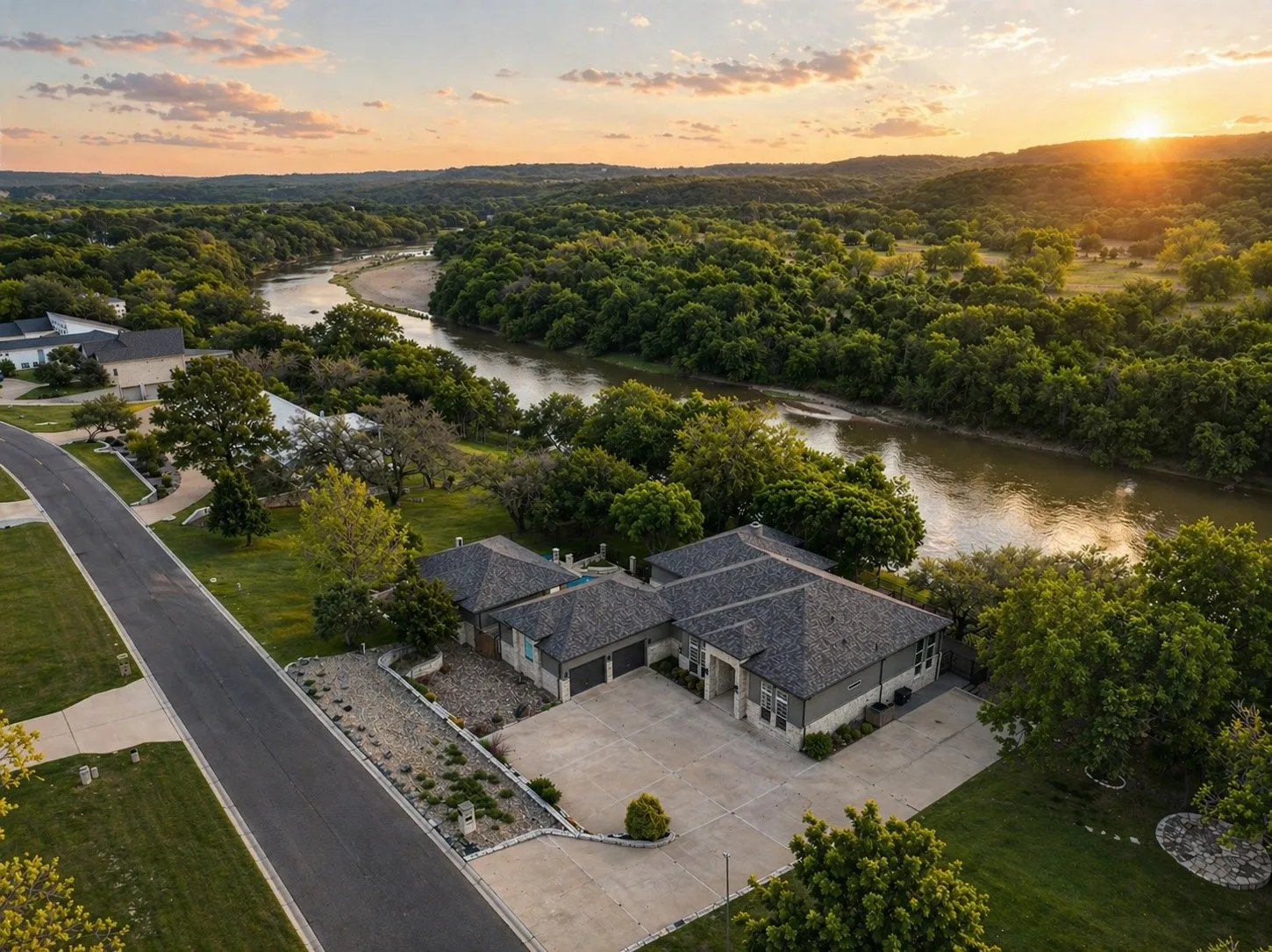 Single Family Residence For Sale in Hood County , 9704 Ravenswood Road, Granbury, Texas 76049, 4 Bedrooms, 4 Bathrooms, 2 Garage spaces, 3,234 Sqft, built in 1996, Preowned, Price $940,000, mls#21234367, Real Estate Agent in Granbury, Homes For Sale in Hood county, Homes For Sale in Granbury, Realtor in Granbury Texas, Real Estate Brokerage Independent Realty Texas, Luminita Cordes Realtor