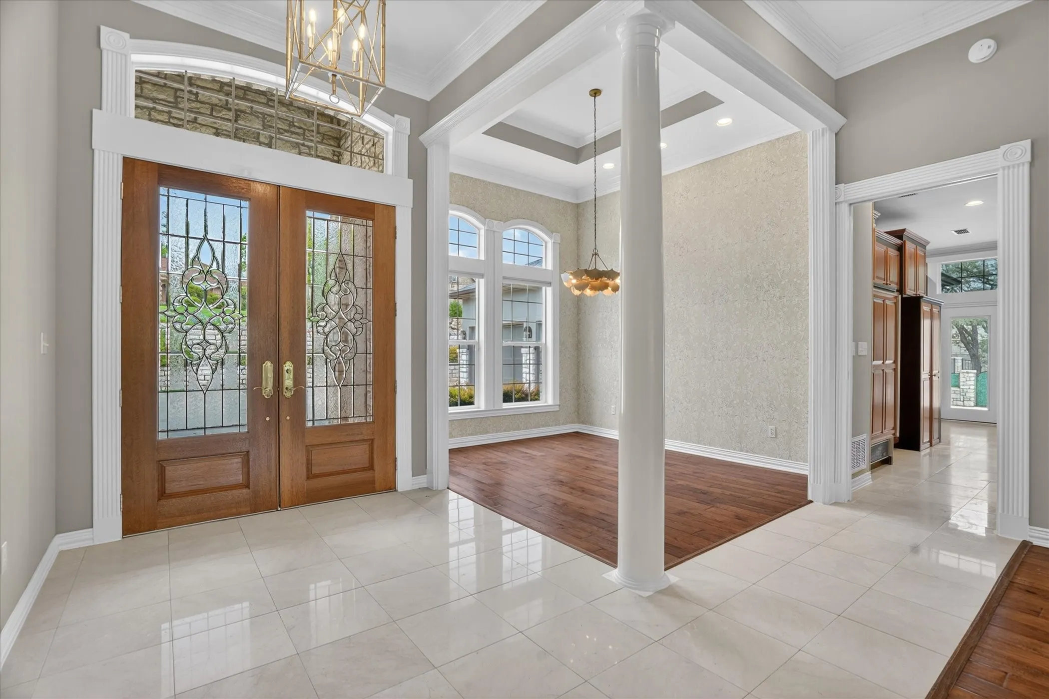 Single Family Residence For Sale in Hood County , 9704 Ravenswood Road, Granbury, Texas 76049, 4 Bedrooms, 4 Bathrooms, 2 Garage spaces, 3,234 Sqft, built in 1996, Preowned, Price $940,000, mls#21234367, Real Estate Agent in Granbury, Homes For Sale in Hood county, Homes For Sale in Granbury, Realtor in Granbury Texas, Real Estate Brokerage Independent Realty Texas, Luminita Cordes Realtor