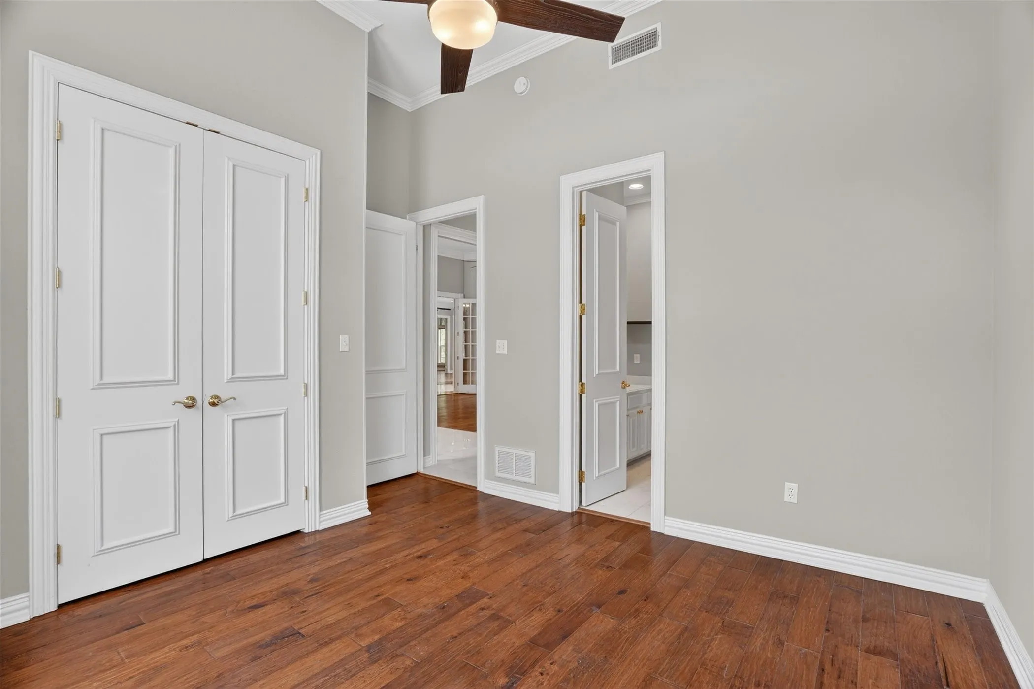 Single Family Residence For Sale in Hood County , 9704 Ravenswood Road, Granbury, Texas 76049, 4 Bedrooms, 4 Bathrooms, 2 Garage spaces, 3,234 Sqft, built in 1996, Preowned, Price $940,000, mls#21234367, Real Estate Agent in Granbury, Homes For Sale in Hood county, Homes For Sale in Granbury, Realtor in Granbury Texas, Real Estate Brokerage Independent Realty Texas, Luminita Cordes Realtor