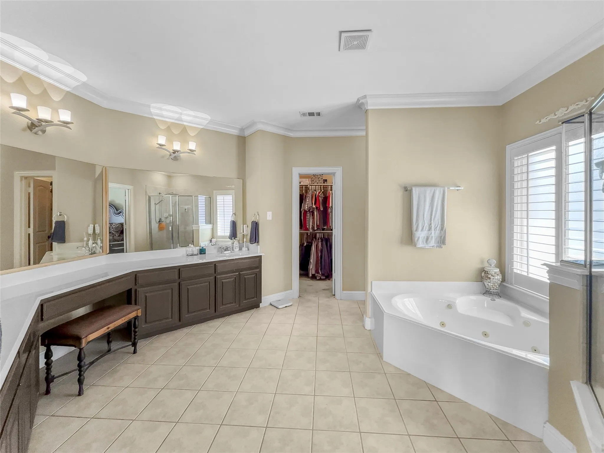 large en-suite bathroom