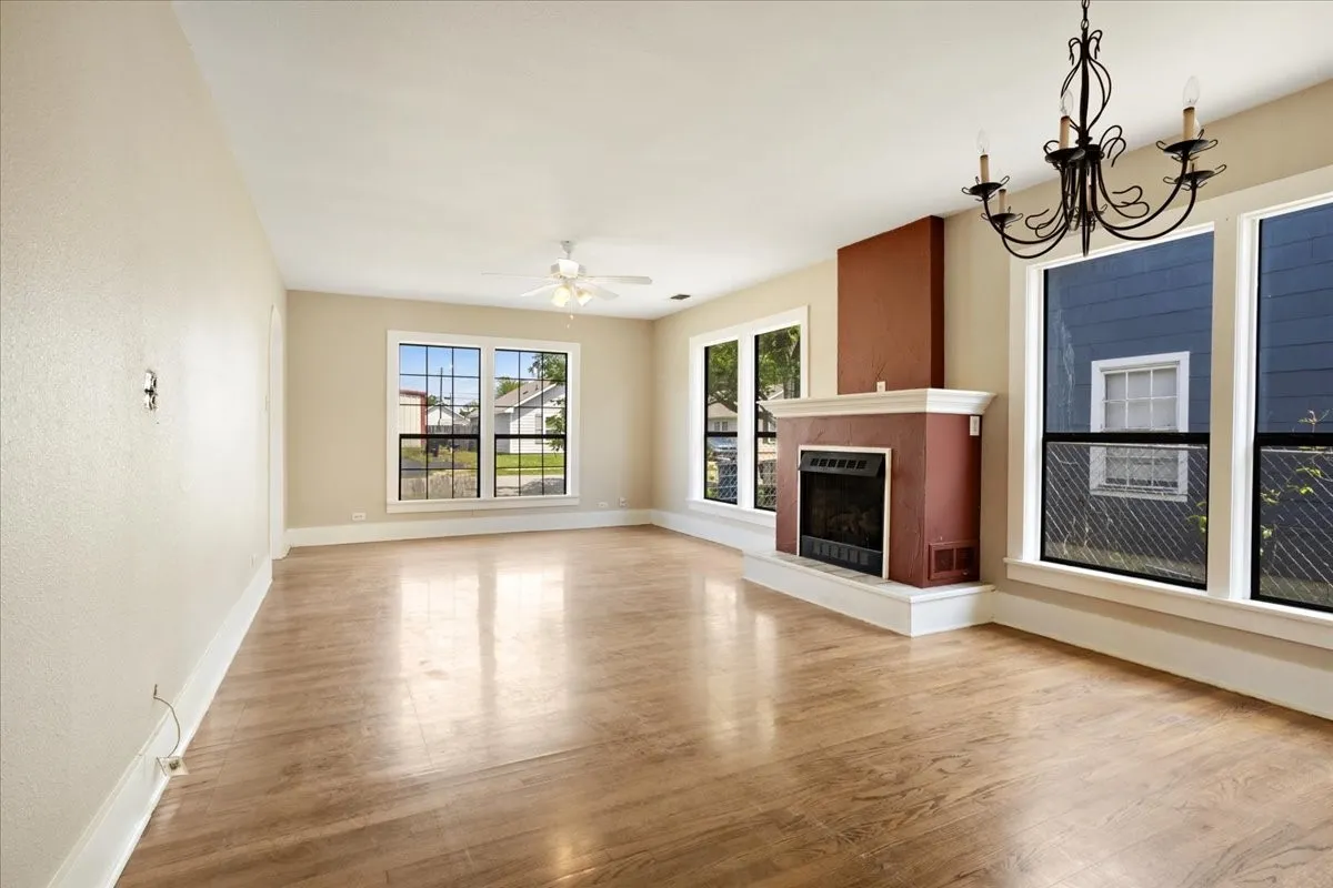 Single Family Residence For Sale in Grayson County , 726 W Texas, Denison, Texas 75020, 4 Bedroom, 3 Bathroom, 1 Garage spaces, 1,408 Sqft, built in 1930, mls#21251699, Real Estate Agent in Denison, Homes For Sale in Grayson county, Homes For Sale in Denison, Realtor in Denison Texas, Real Estate Brokerage Independent Realty Texas, Luminita Cordes Realtor