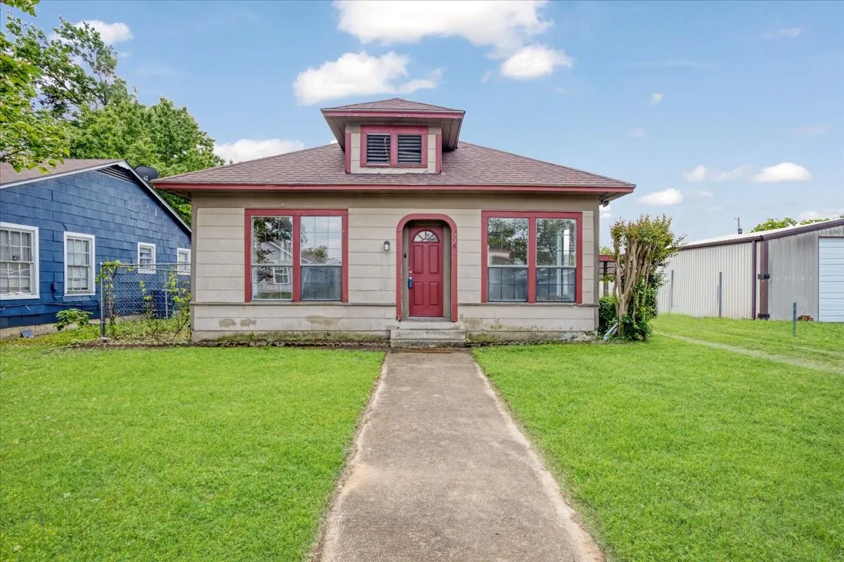 Single Family Residence For Sale in Grayson County , 726 W Texas, Denison, Texas 75020, 4 Bedroom, 3 Bathroom, 1 Garage spaces, 1,408 Sqft, built in 1930, mls#21251699, Real Estate Agent in Denison, Homes For Sale in Grayson county, Homes For Sale in Denison, Realtor in Denison Texas, Real Estate Brokerage Independent Realty Texas, Luminita Cordes Realtor