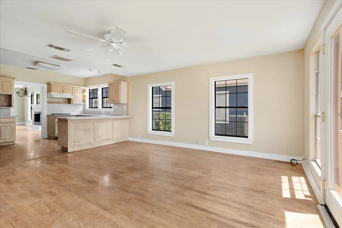Single Family Residence For Sale in Grayson County , 726 W Texas, Denison, Texas 75020, 4 Bedroom, 3 Bathroom, 1 Garage spaces, 1,408 Sqft, built in 1930, mls#21251699, Real Estate Agent in Denison, Homes For Sale in Grayson county, Homes For Sale in Denison, Realtor in Denison Texas, Real Estate Brokerage Independent Realty Texas, Luminita Cordes Realtor