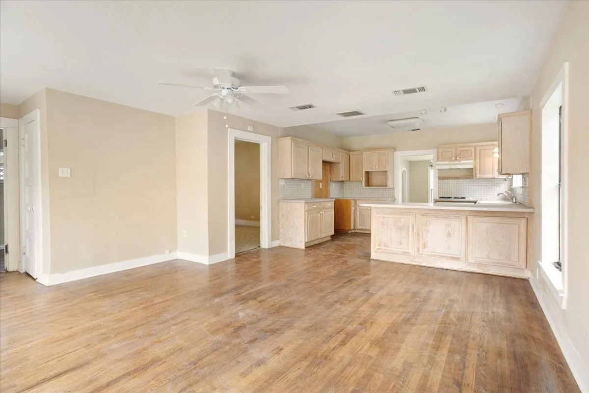 Single Family Residence For Sale in Grayson County , 726 W Texas, Denison, Texas 75020, 4 Bedroom, 3 Bathroom, 1 Garage spaces, 1,408 Sqft, built in 1930, mls#21251699, Real Estate Agent in Denison, Homes For Sale in Grayson county, Homes For Sale in Denison, Realtor in Denison Texas, Real Estate Brokerage Independent Realty Texas, Luminita Cordes Realtor