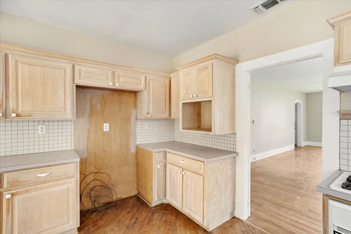 Single Family Residence For Sale in Grayson County , 726 W Texas, Denison, Texas 75020, 4 Bedroom, 3 Bathroom, 1 Garage spaces, 1,408 Sqft, built in 1930, mls#21251699, Real Estate Agent in Denison, Homes For Sale in Grayson county, Homes For Sale in Denison, Realtor in Denison Texas, Real Estate Brokerage Independent Realty Texas, Luminita Cordes Realtor