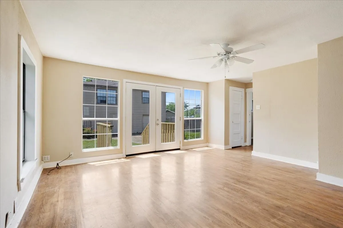 Single Family Residence For Sale in Grayson County , 726 W Texas, Denison, Texas 75020, 4 Bedroom, 3 Bathroom, 1 Garage spaces, 1,408 Sqft, built in 1930, mls#21251699, Real Estate Agent in Denison, Homes For Sale in Grayson county, Homes For Sale in Denison, Realtor in Denison Texas, Real Estate Brokerage Independent Realty Texas, Luminita Cordes Realtor