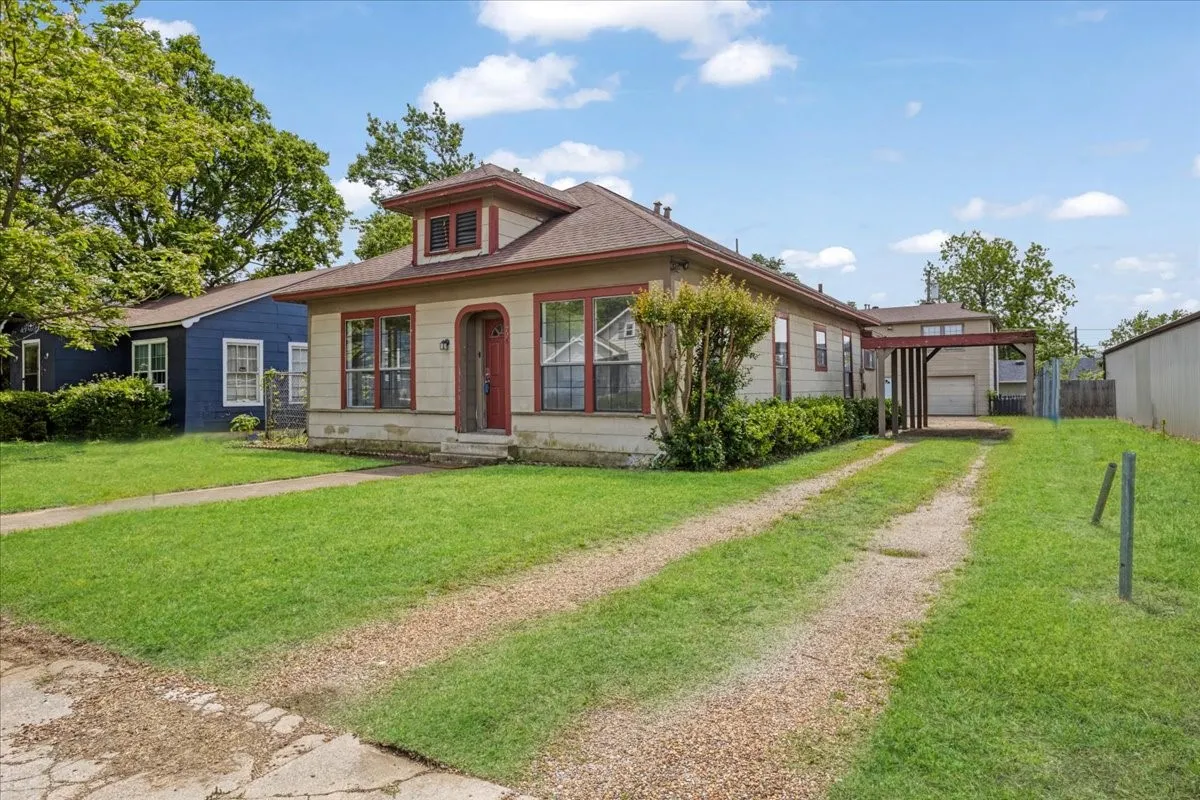 Single Family Residence For Sale in Grayson County , 726 W Texas, Denison, Texas 75020, 4 Bedroom, 3 Bathroom, 1 Garage spaces, 1,408 Sqft, built in 1930, mls#21251699, Real Estate Agent in Denison, Homes For Sale in Grayson county, Homes For Sale in Denison, Realtor in Denison Texas, Real Estate Brokerage Independent Realty Texas, Luminita Cordes Realtor