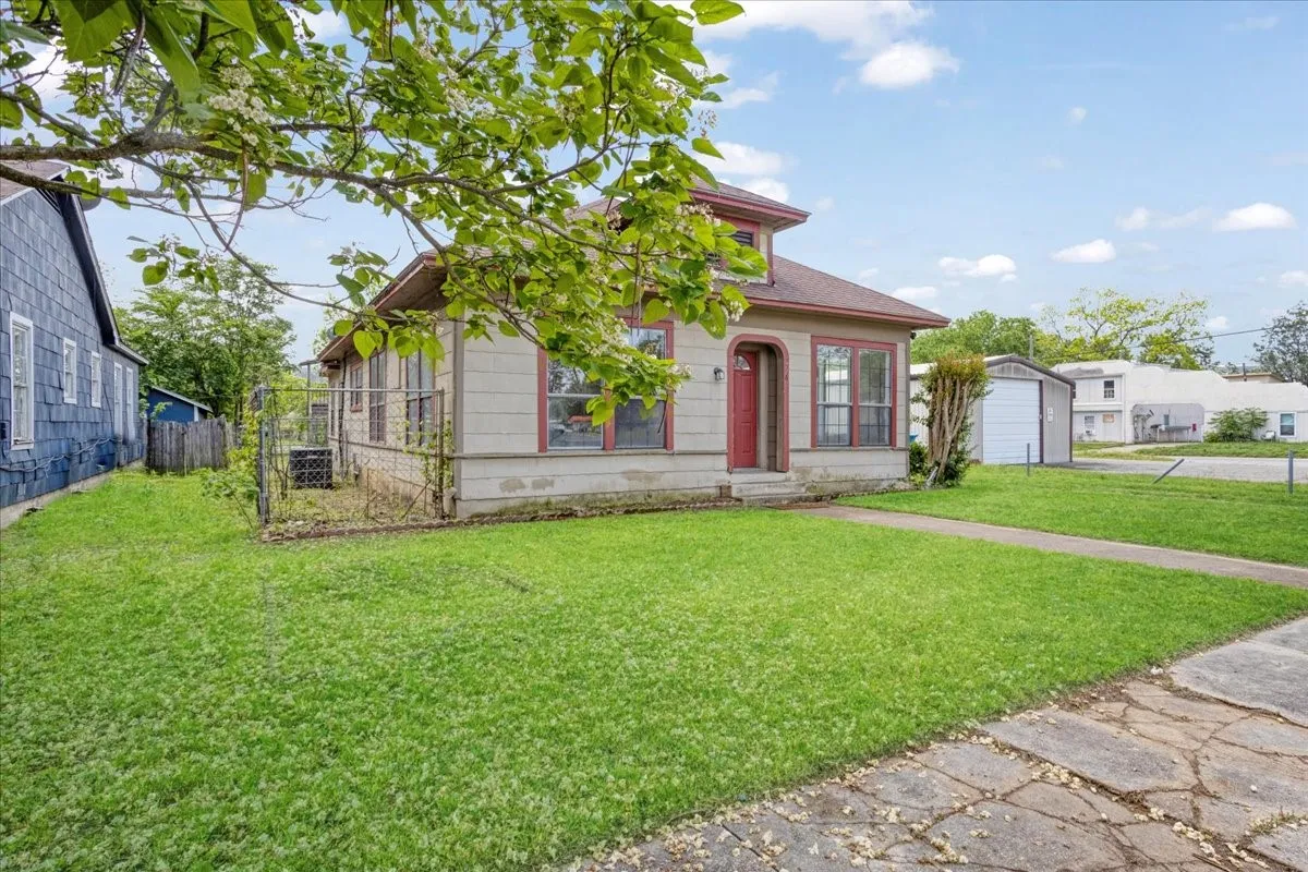 Single Family Residence For Sale in Grayson County , 726 W Texas, Denison, Texas 75020, 4 Bedroom, 3 Bathroom, 1 Garage spaces, 1,408 Sqft, built in 1930, mls#21251699, Real Estate Agent in Denison, Homes For Sale in Grayson county, Homes For Sale in Denison, Realtor in Denison Texas, Real Estate Brokerage Independent Realty Texas, Luminita Cordes Realtor