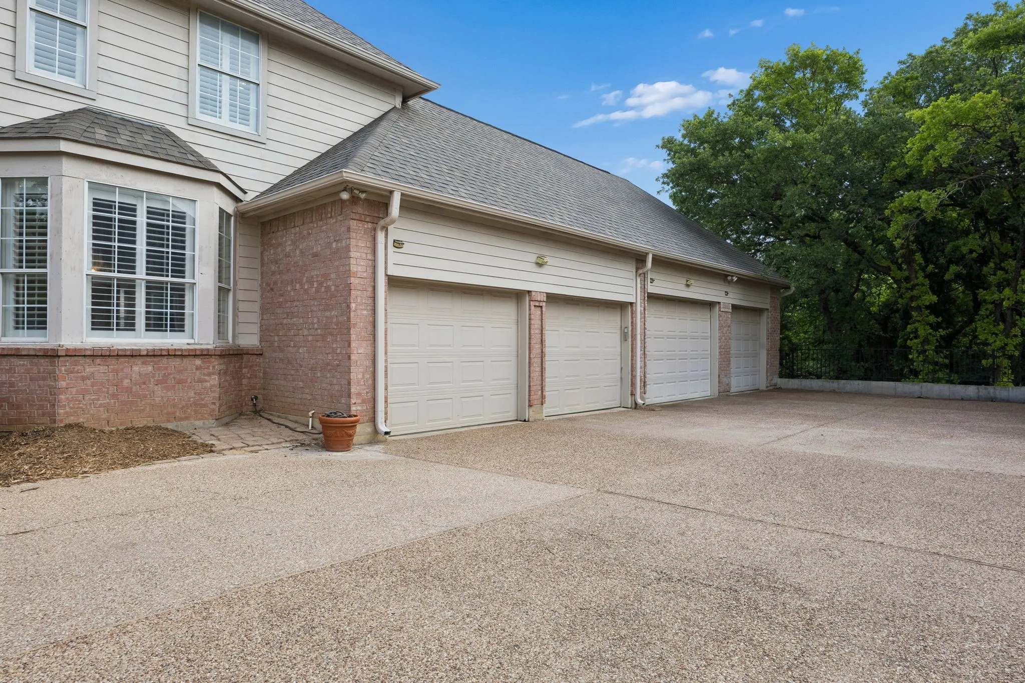 Single Family Residence For Sale in Tarrant County , 3323 Shellbrook Court, Arlington, Texas 76016, 4 Bedroom, 5 Bathroom, 4 Garage spaces, 4,349 Sqft, built in 1993, Preowned, mls#21255409, Real Estate Agent in Arlington, Homes For Sale in Tarrant county, Homes For Sale in Arlington, Realtor in Arlington Texas, Real Estate Brokerage Independent Realty Texas, Luminita Cordes Realtor